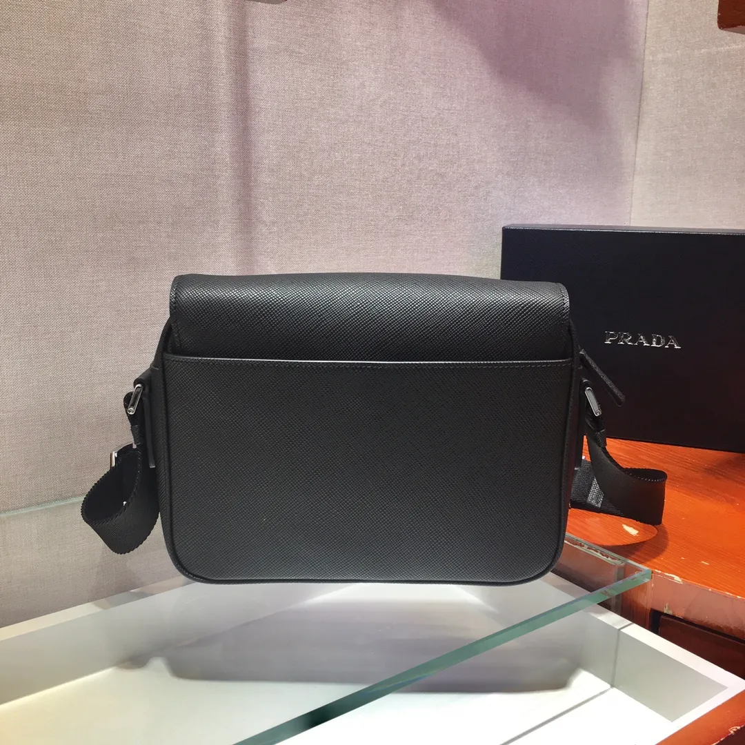 💰1700🎉New satchel messenger bag🎉2VD038, this Saffiano leather shoulder bag interprets an exquisite structured silhouette. An adjustable nylon shoulder strap gives the bag its unique personality. Triangular enamel logo on the front, internal logo nameplate, zipper closure, simple and elegant, men, hurry up and get it😘😘 Length 24x Height 18x ​​Bottom 6cm