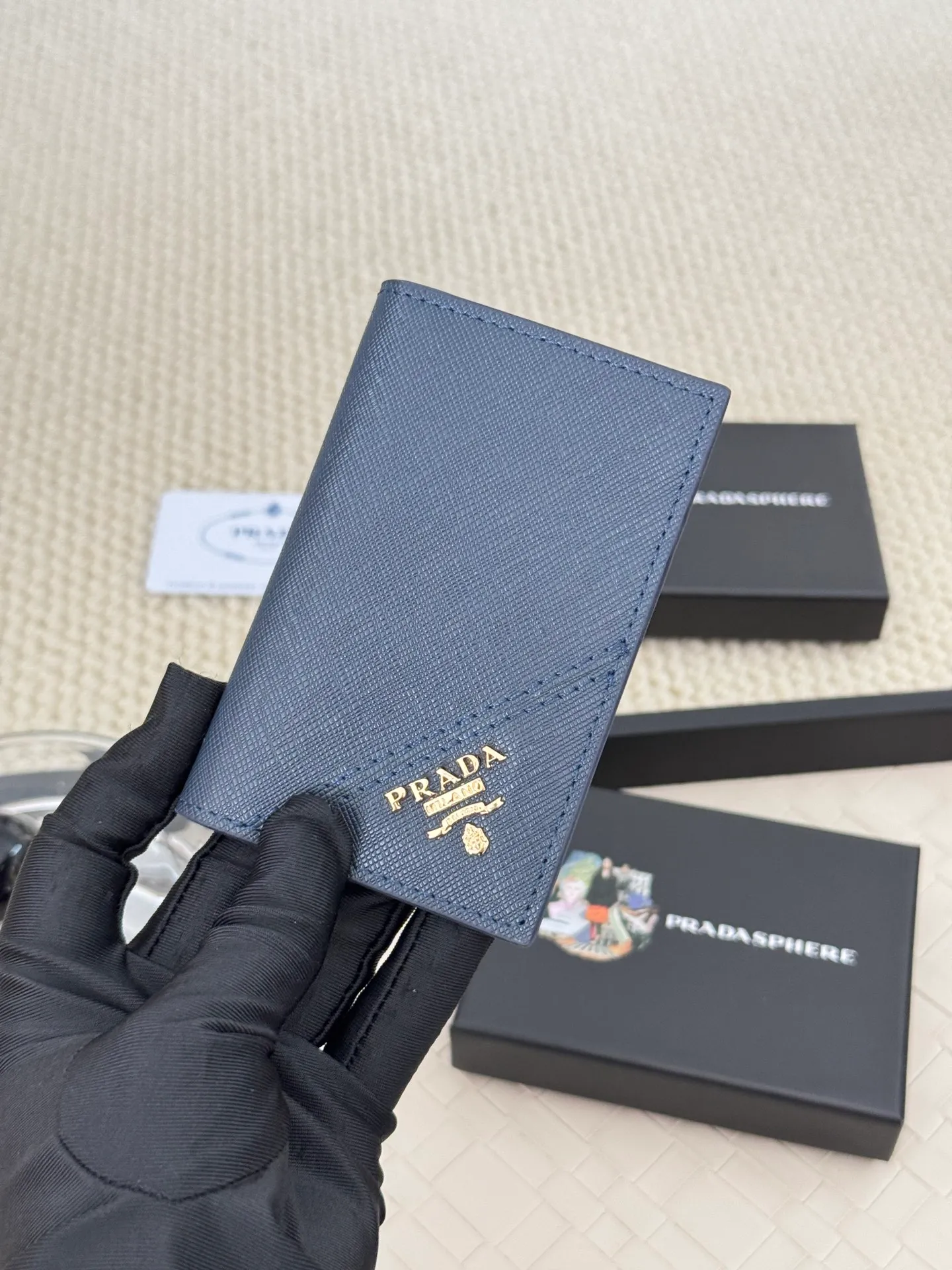 💰120 prada cross pattern unisex card holder, can be placed in pockets, bags, and can be held in hand, made of cross pattern imported calfskin, pocket card holder, can hold change, 6 card slots, simple and elegant fashion trend. Model 2MC101, color as shown in the picture, size 11×7cm,
