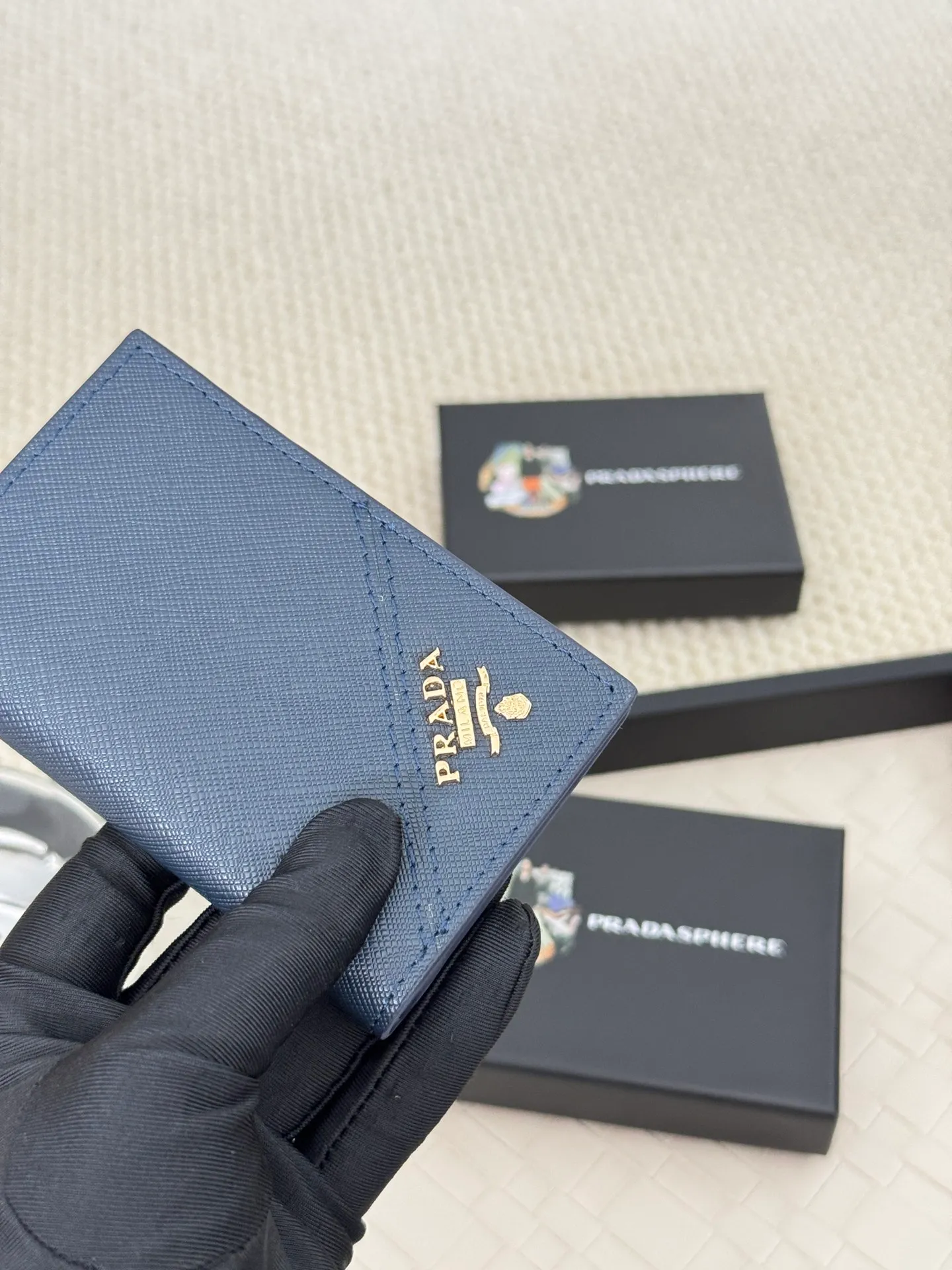 💰120 prada cross pattern unisex card holder, can be placed in pockets, bags, and can be held in hand, made of cross pattern imported calfskin, pocket card holder, can hold change, 6 card slots, simple and elegant fashion trend. Model 2MC101, color as shown in the picture, size 11×7cm,
