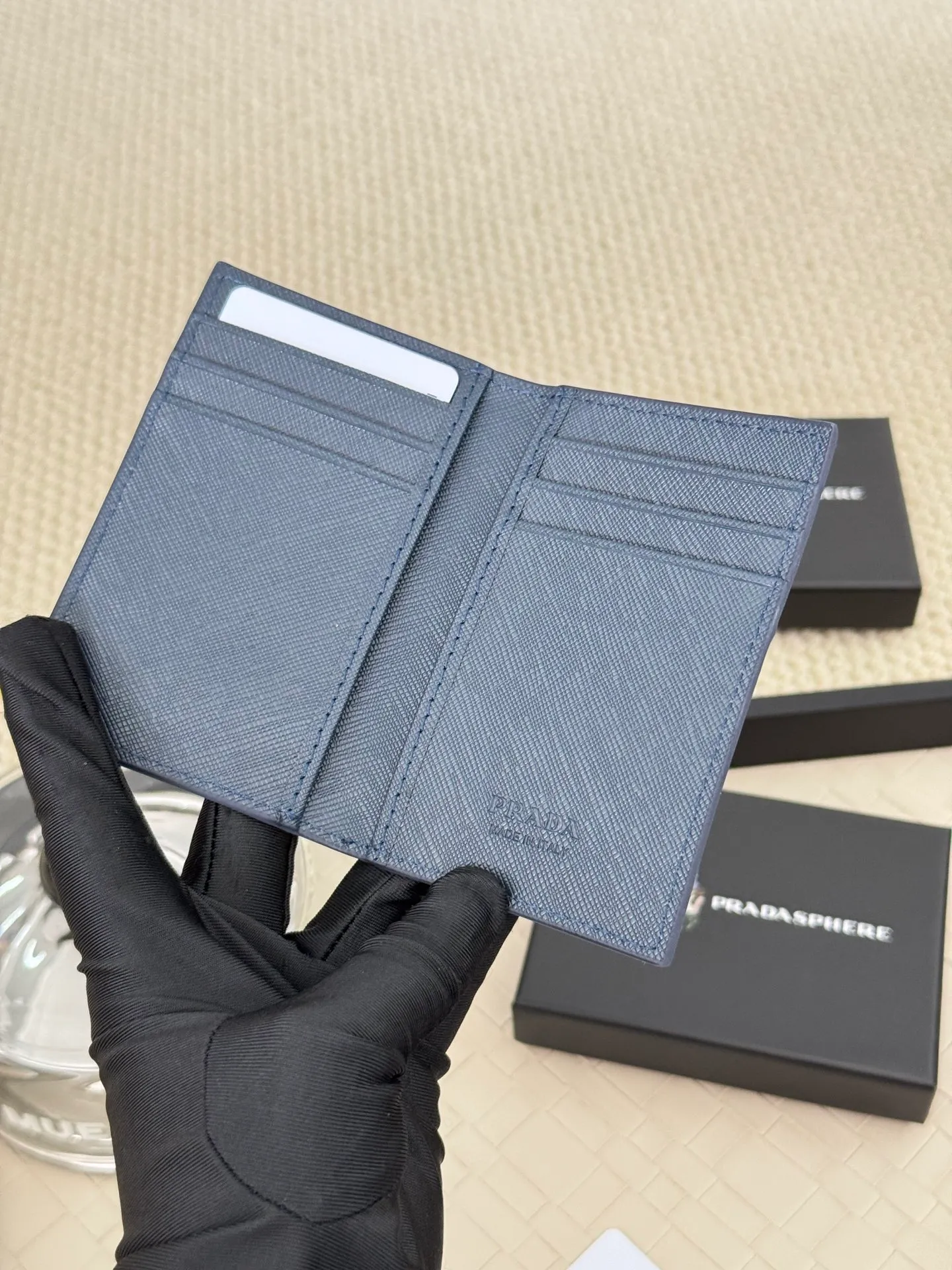 💰120 prada cross pattern unisex card holder, can be placed in pockets, bags, and can be held in hand, made of cross pattern imported calfskin, pocket card holder, can hold change, 6 card slots, simple and elegant fashion trend. Model 2MC101, color as shown in the picture, size 11×7cm,