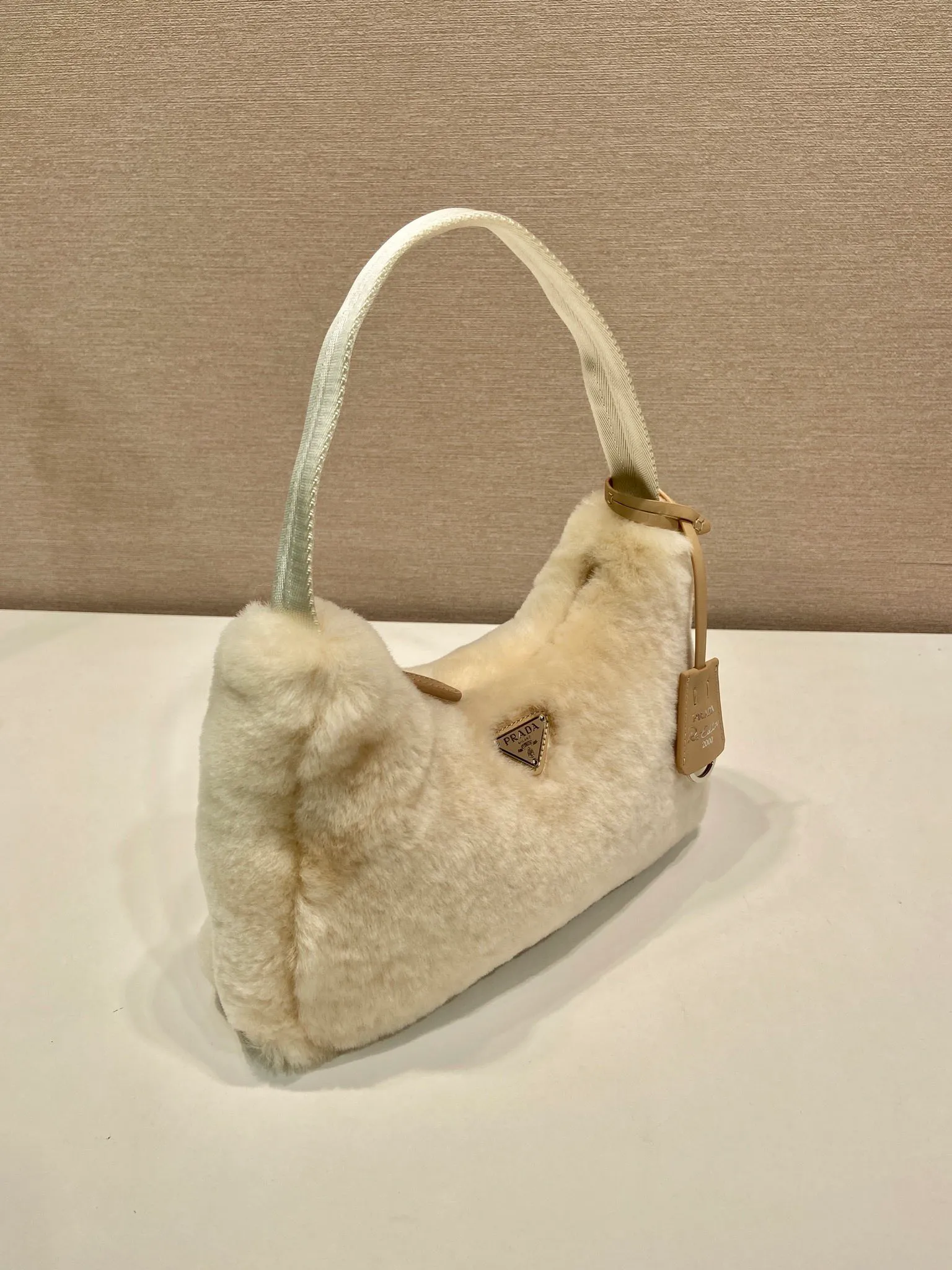 💰960🎉Plush Hobo🎉Upgraded version/goat hair😘😘This Hobo fur bag design is another popular style in autumn and winter👏, you can feel its softness through the screen😘I have the urge to hug it quickly 🙊🙊It’s so cute, the only difference in the upgraded version is that the hair is very soft🎉🎉It looks good and it’s extremely convenient to wear👍It looks great when carried by hand or as an armpit bag😘A must-have in winter, if you like it, hurry up and buy it🎉🎉 Style number: NE515 Length 23x Height 14x Bottom 5cm