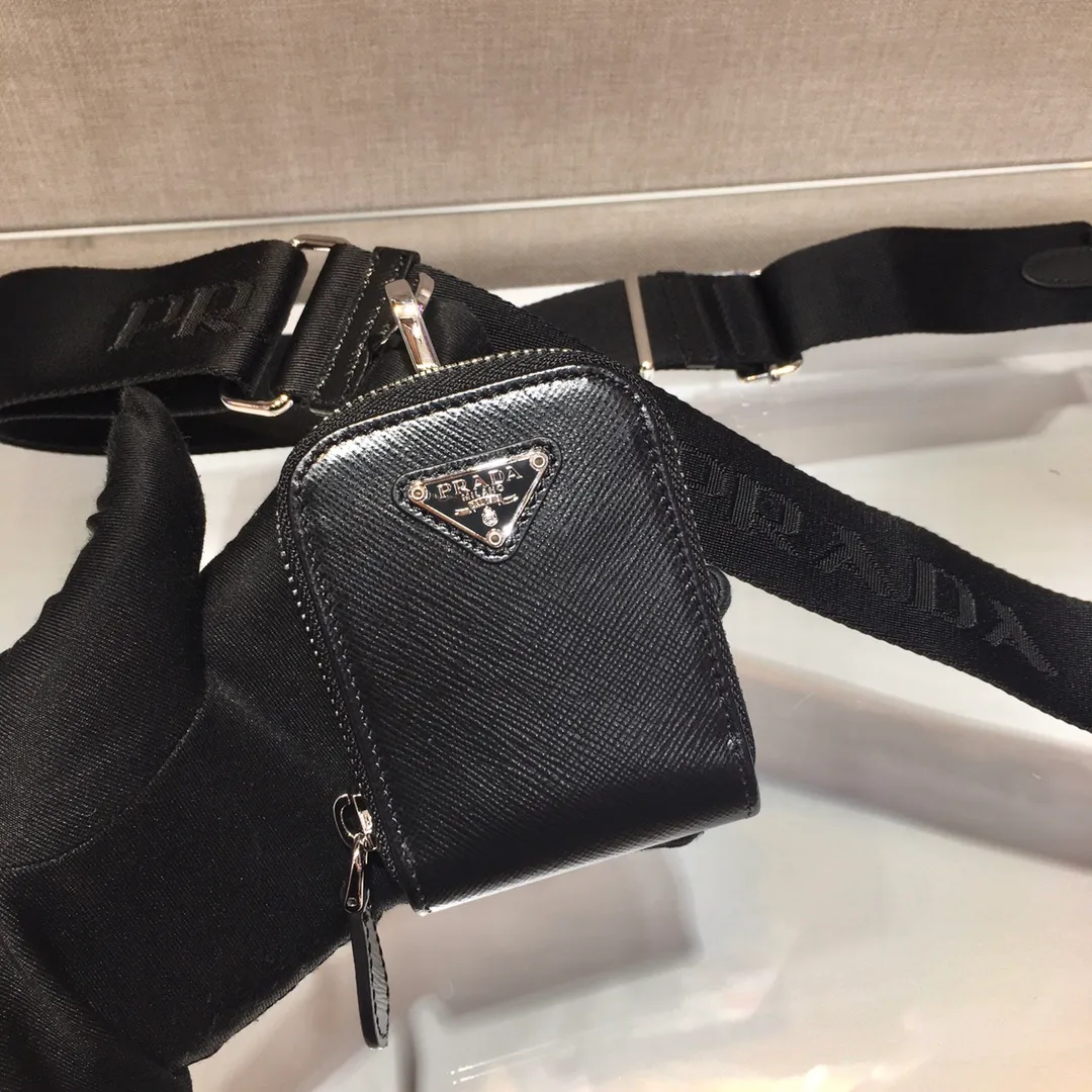 💰1300🎊Full leather three-in-one🎊New 1BH204 full leather, nylon Hobo hand/armpit bag😘😘The full leather hobo that has become popular in the fashion circle due to the crazy cultivation of Internet celebrity sisters has a new model! 👏👏The design of this all-leather Hobo bag is great👍👍One bag with three uses😘😘waist bag/crossbody/single shoulder bag👍👍The handle is replaced by a chain, which makes the underarm bag a little more sexy. It also has a long shoulder strap. What I love most is that there is a small pendant (small bag) hanging on the shoulder strap, which can also be hung on other bags and pants as accessories. 🙊🙊There is no problem in matching various clothes in normal times😘😘Babies, hurry up and get it, it’s so beautiful🙊🙊Dimensions: length 23x height 17x bottom 6.5cm👏👏👏