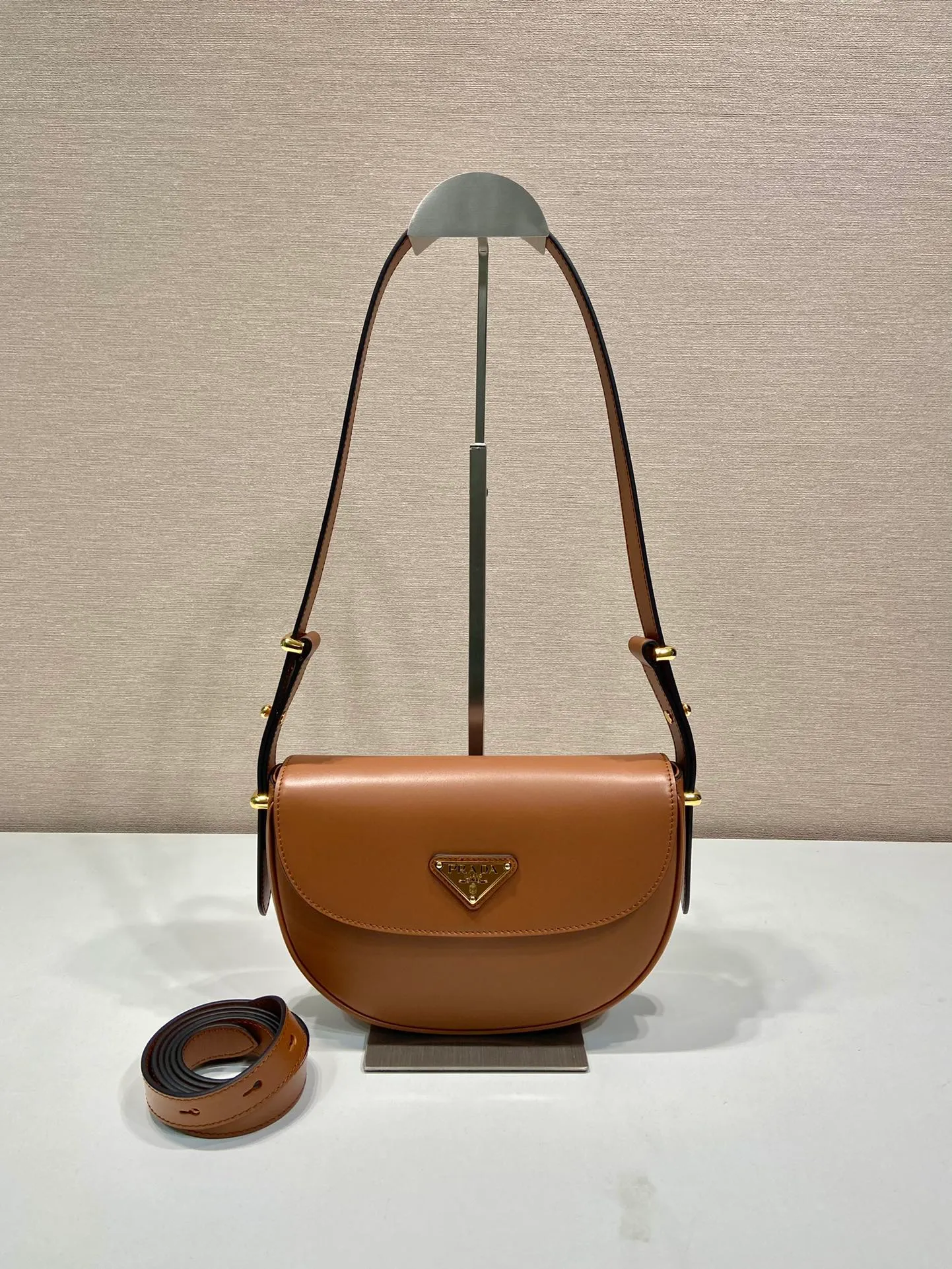 💰1600🎉New product🎉1BD365 double shoulder strap👏👏 This model is made of imported calfskin, with imported sheepskin inside. It has a clamshell design and is equipped with 2 detachable and adjustable shoulder straps. It can be carried on the shoulder or across the body, and is interchangeable in different occasions. It’s so perfect👏👏It has a large capacity, is fashionable and simple, babies. Hurry up and get it👏👏 Length 20x Height 16x Bottom 6cm