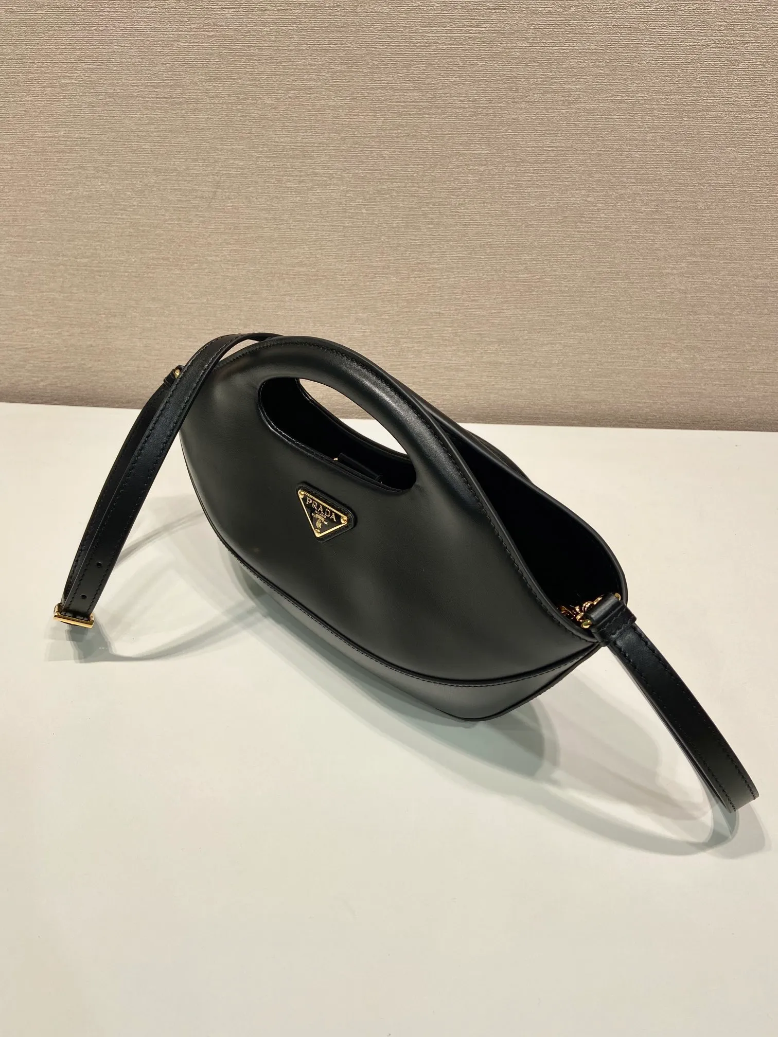 💰1500🎉New dumpling bag🎉1BA421 new style🎉 🎉 This dumpling bag is made of imported calfskin with imported sheepskin inside. Top-quality hardware, equipped with a detachable and adjustable long shoulder strap, and can be carried by hand. The upper body effect is very beautiful, fashionable and unique, babies, hurry up and get it🎉🎉Length 30x Height 20x Bottom 5cm🎉🎉