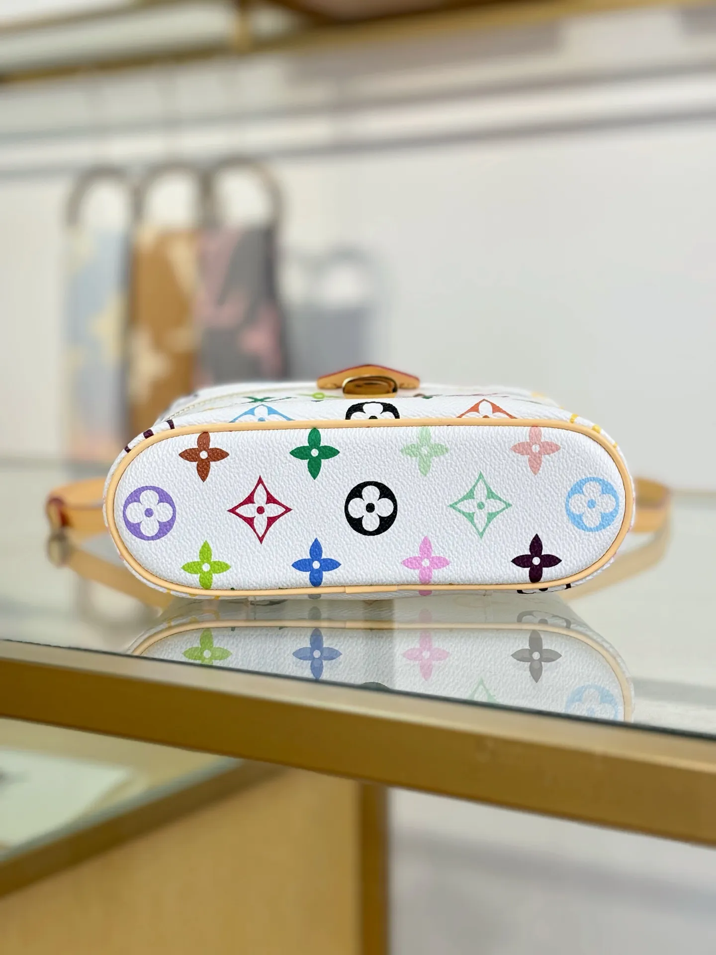 P¥1400👉nfc163C01 dynamic chip👈 [100% MB special grade, all-steel hardware, imported fabrics] This Vanity Pouch handbag is from the Louis Vuitton Coated canvas is trimmed with calfskin, while a zipper closure, detachable chain and LV-engraved padlock add a metallic sheen. Monogram coated canvas - Calf leather trim - Textile lining - Metal hardware - Zip closure - Padlock - Holds a smartphone, keys, headphones and short wallet - Shoulder strap: removable and adjustable! ! Model: M13662; Size: 19x11.5x6.5CM