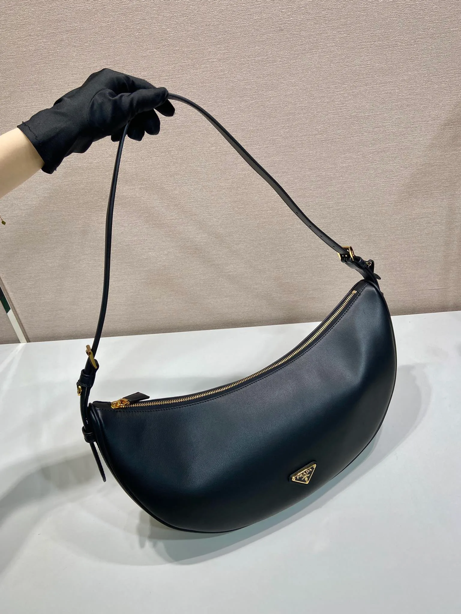 💰1660🎉New product🎉1BC255 armpit bag🎉🎉 This leather handbag adopts a soft and lightweight design and reinterprets the classic crescent shape. The graceful arc outlines the Oversize volume, making it a versatile accessory with ample space. The adjustable handle makes it easy to carry on the shoulder or cross-body. Exquisite and modern, large space capacity, super stylish upper body effect😘😘Babies, hurry up and get it🎉🎉 Length 42x Height 19.5x Bottom 8.5cm🎉🎉🎉💰💰💰