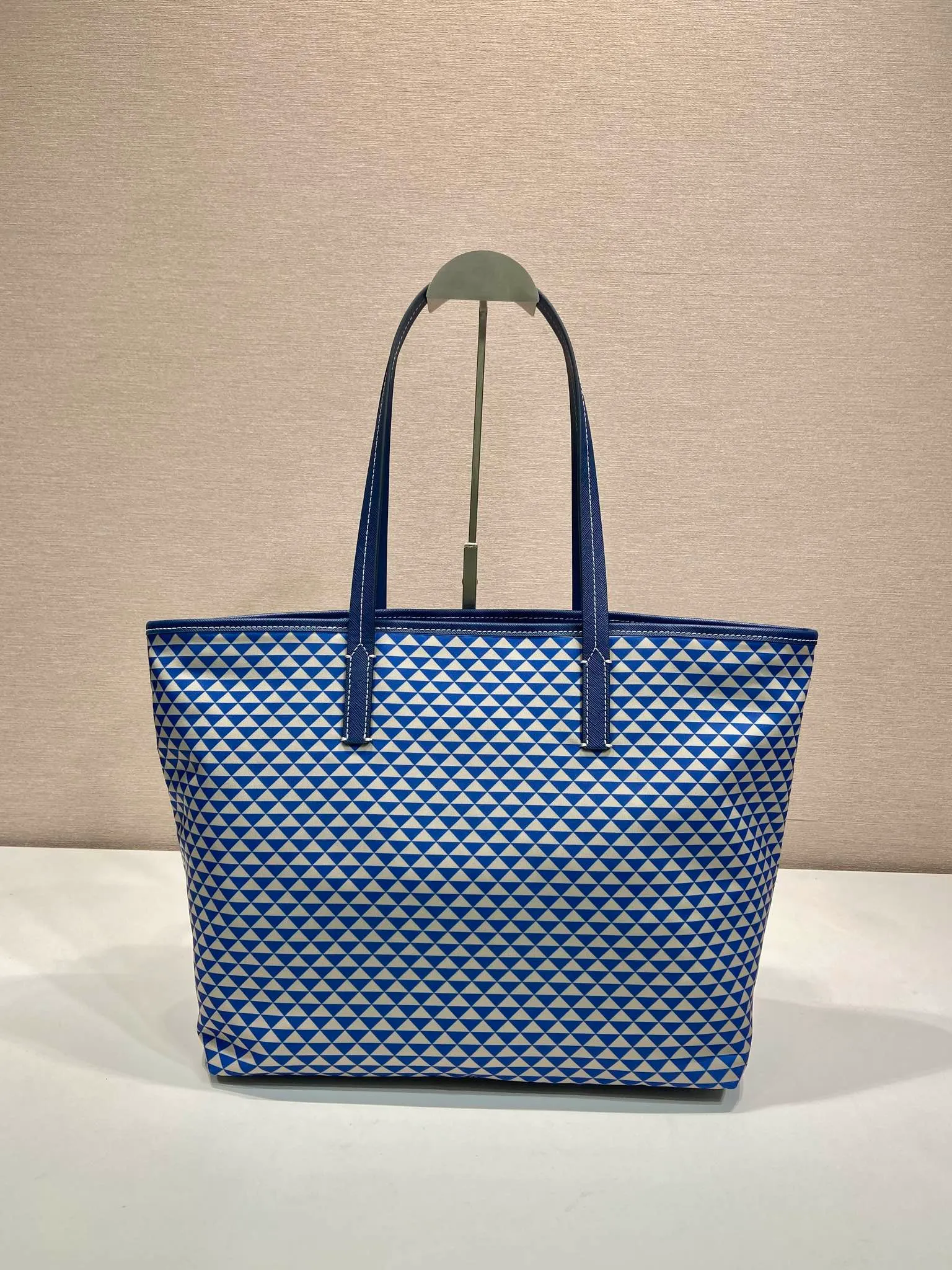 💰1160🎉New tote bag🎉1BD552 new product🎉🎉This Tessuto The Triangulum tote bag is made of imported printed nylon fabric with cross-grain cowhide. The triangular pattern is eye-catching in color and has a large capacity. It is really versatile😘😘The upper body effect is very stylish. Beauties, hurry up and get it🎉🎉. It is a must-have in spring and summer. It is also a popular style that will never go out of style🎉🎉 Length 33c Height 29x Bottom 14cm🎉🎉🎉💰💰💰