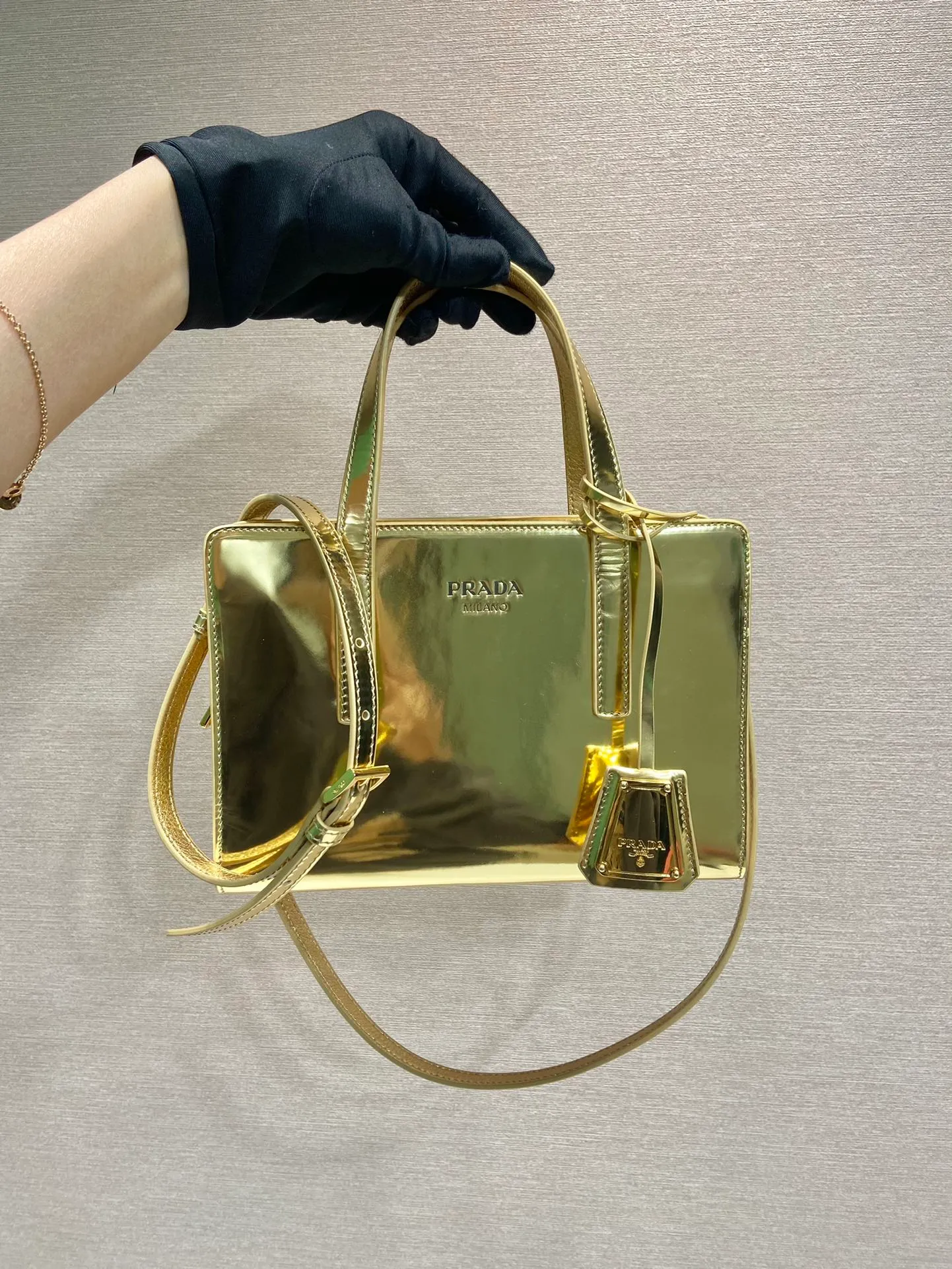 💰1500🎉mini shopping bag🎉1BA357 gold👏 This new handbag reproduces the iconic Re-Edition/1995, renovating it with an elegant geometric silhouette and clear simple lines. Equipped with a detachable long shoulder strap, it can also be carried by hand. The exquisite screen-printed engraved logo 👏 is meant to enhance the style. The exquisite glossy leather craftsmanship has a very cool upper body effect. A must-have for summer. Hurry up and get it, length 22x height 15x base 6.5cm🎉🎉🎉👏👏👏