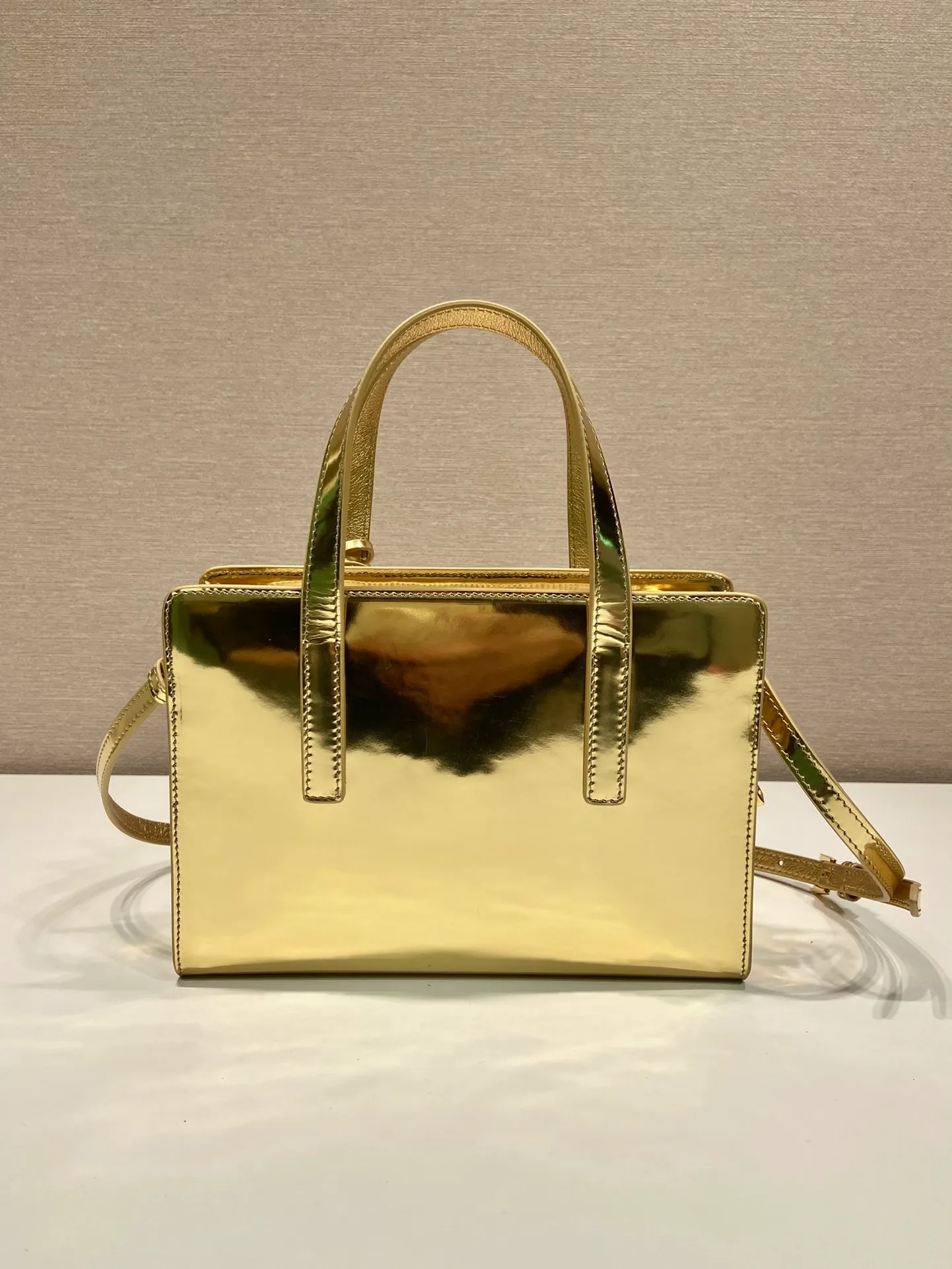 💰1500🎉mini shopping bag🎉1BA357 gold👏 This new handbag reproduces the iconic Re-Edition/1995, renovating it with an elegant geometric silhouette and clear simple lines. Equipped with a detachable long shoulder strap, it can also be carried by hand. The exquisite screen-printed engraved logo 👏 is meant to enhance the style. The exquisite glossy leather craftsmanship has a very cool upper body effect. A must-have for summer. Hurry up and get it, length 22x height 15x base 6.5cm🎉🎉🎉👏👏👏