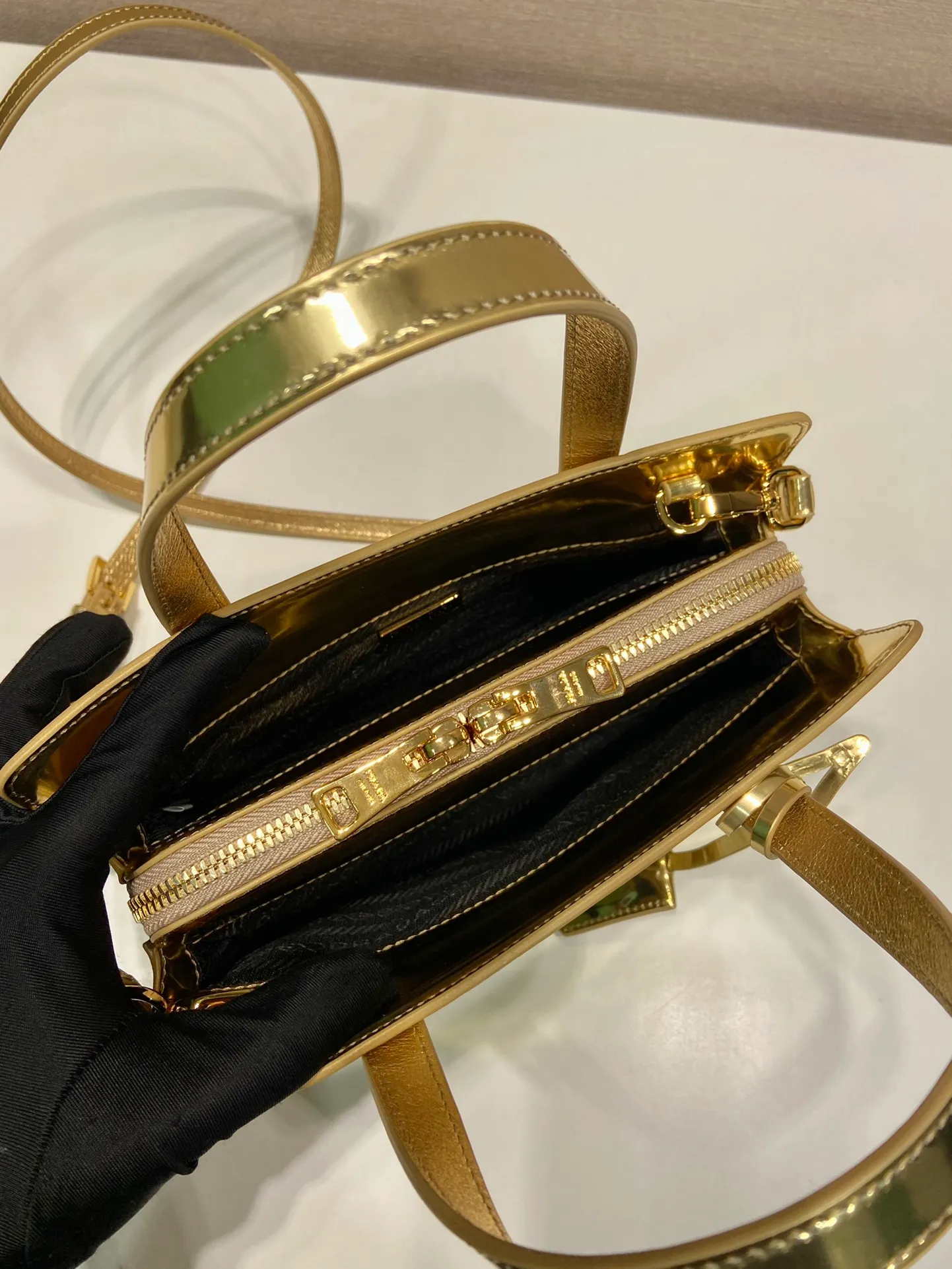 💰1500🎉mini shopping bag🎉1BA357 gold👏 This new handbag reproduces the iconic Re-Edition/1995, renovating it with an elegant geometric silhouette and clear simple lines. Equipped with a detachable long shoulder strap, it can also be carried by hand. The exquisite screen-printed engraved logo 👏 is meant to enhance the style. The exquisite glossy leather craftsmanship has a very cool upper body effect. A must-have for summer. Hurry up and get it, length 22x height 15x base 6.5cm🎉🎉🎉👏👏👏