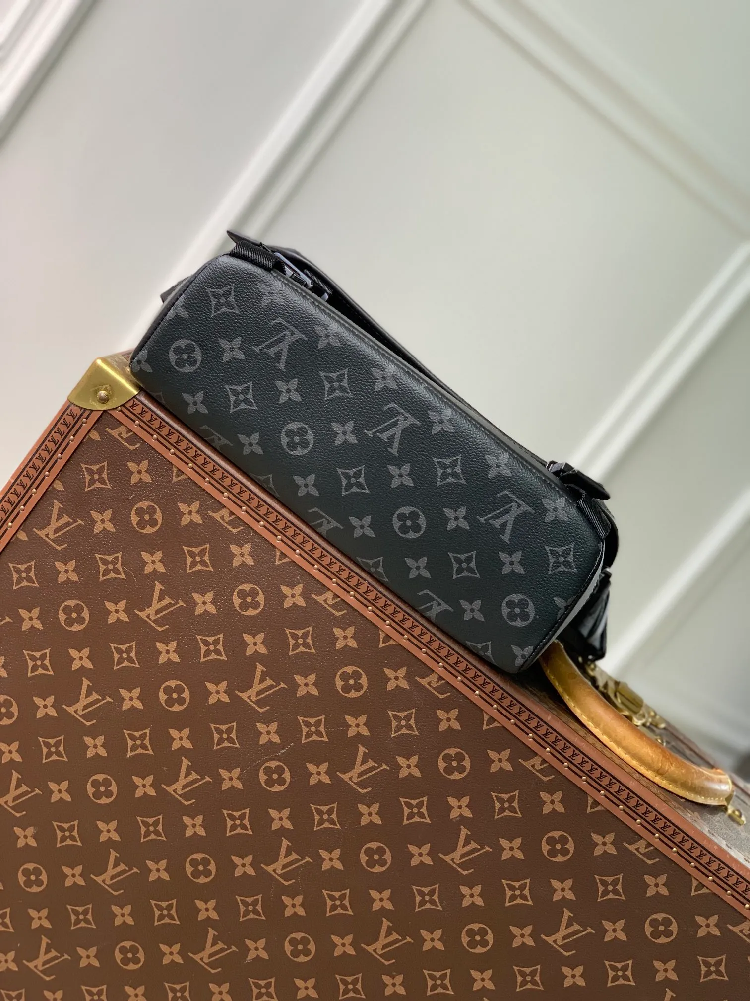 P¥820👉nfc163C01 dynamic chip version👈 [Top inspection-free all-steel hardware] M12517 black flower Voyager small messenger bag is made of Monogram Eclipse canvas to create a comfortable and portable configuration, which can easily accommodate tablets, chargers and other daily needs. The quick-release buckle features the LV monogram, and the adjustable shoulder strap allows for shoulder or cross-body wear. 22.5 x 11 x 33 cm (height x width x length)