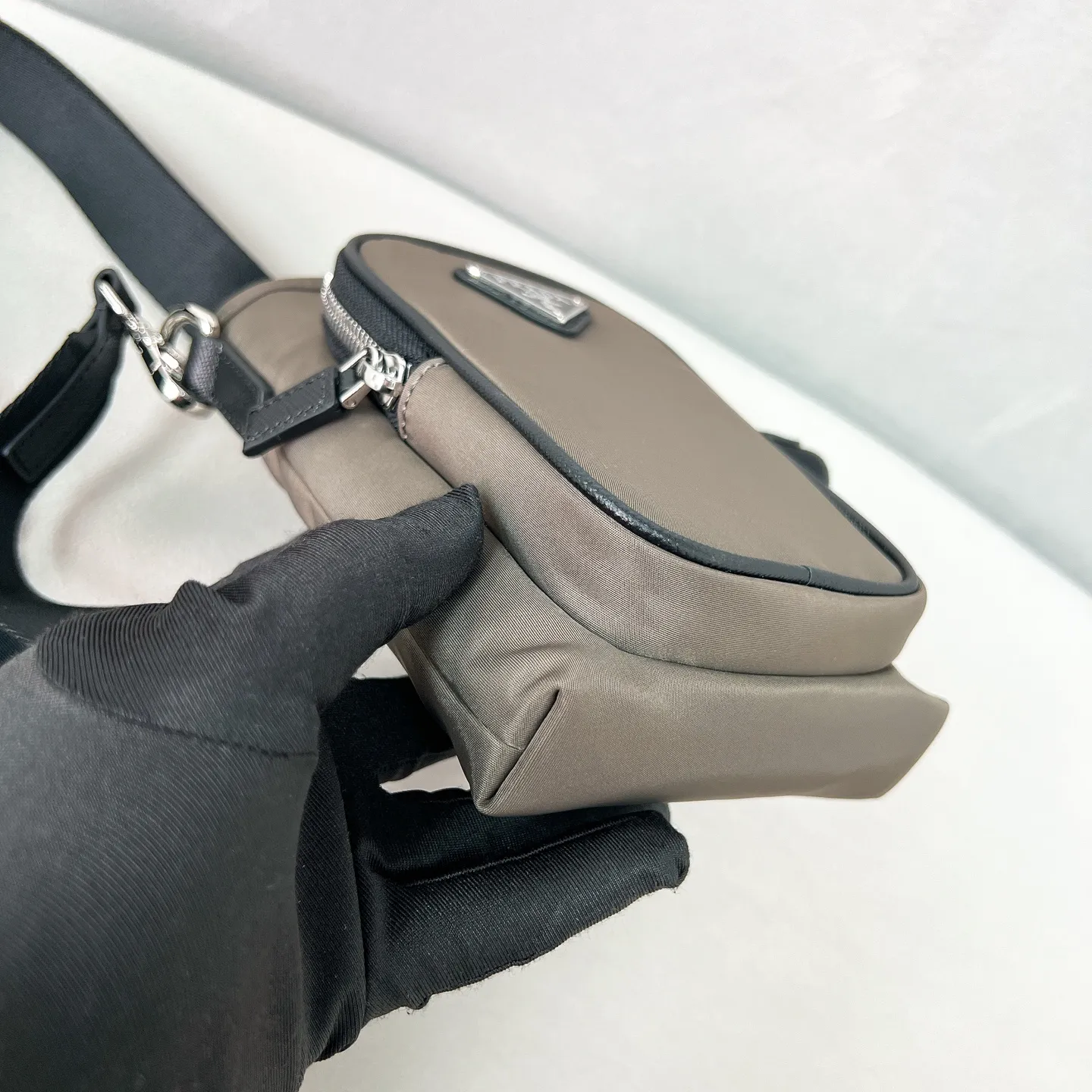 💰760✨Mobile phone bag vertical version 2ZH155, super versatile and good-looking, fashionable people must buy it! Classic triangular enamel logo Adjustable nylon webbing shoulder strap and vertical rope opening and closing The shoulder strap can be adjusted by yourself. Full score for handsomeness. Perfect details comparable to brick cabinets Super 5🌟Rating Size: 13*18 Forest Green