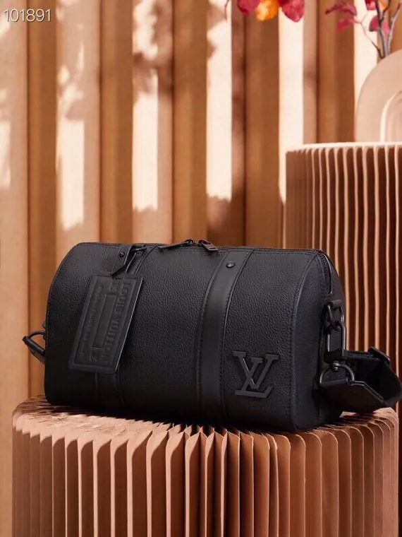 P¥940👉nfc163C01 dynamic chip version👈[Top-grade inspection-free all-steel hardware] This City Keepall handbag blooms in the Louis Vuitton neoclassical style in autumn. Aerogram fine-grained cow leather is as soft as traditional aviation letterhead. Metal LV letters subtly express the brand's logo. A detachable shoulder strap makes it easy to carry. It combines practical functionality with contemporary elegance. Aerogram grained cow leather, cow leather trim, fabric lining, metal hardware, metal lettering, double zipper closure, large main compartment! ! Model: M59255; Size: 27x17x13CM