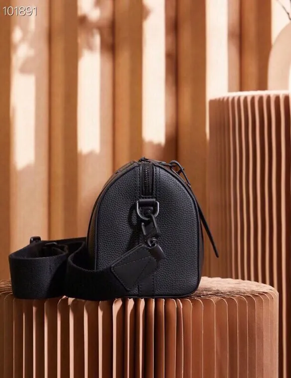 P¥940👉nfc163C01 dynamic chip version👈[Top-grade inspection-free all-steel hardware] This City Keepall handbag blooms in the Louis Vuitton neoclassical style in autumn. Aerogram fine-grained cow leather is as soft as traditional aviation letterhead. Metal LV letters subtly express the brand's logo. A detachable shoulder strap makes it easy to carry. It combines practical functionality with contemporary elegance. Aerogram grained cow leather, cow leather trim, fabric lining, metal hardware, metal lettering, double zipper closure, large main compartment! ! Model: M59255; Size: 27x17x13CM
