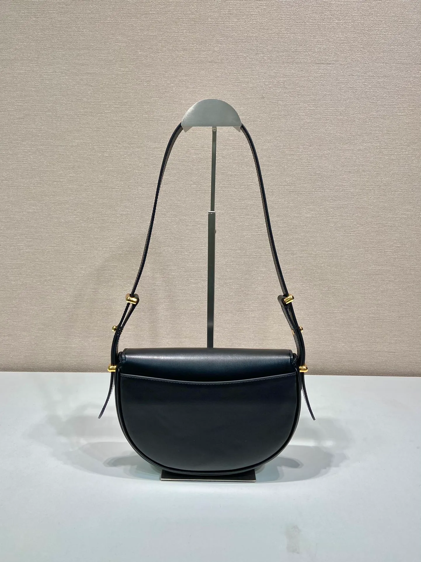 💰1600🎉New product🎉1BD365 double shoulder strap👏👏 This model is made of imported calfskin, with imported sheepskin inside. It has a clamshell design and is equipped with 2 detachable and adjustable shoulder straps. It can be carried on the shoulder or across the body, and is interchangeable in different occasions. It’s so perfect👏👏It has a large capacity, is fashionable and simple, babies. Hurry up and get it👏👏 Length 20x height 16x base 6cm🎉🎉🎉🎊🎊🎊