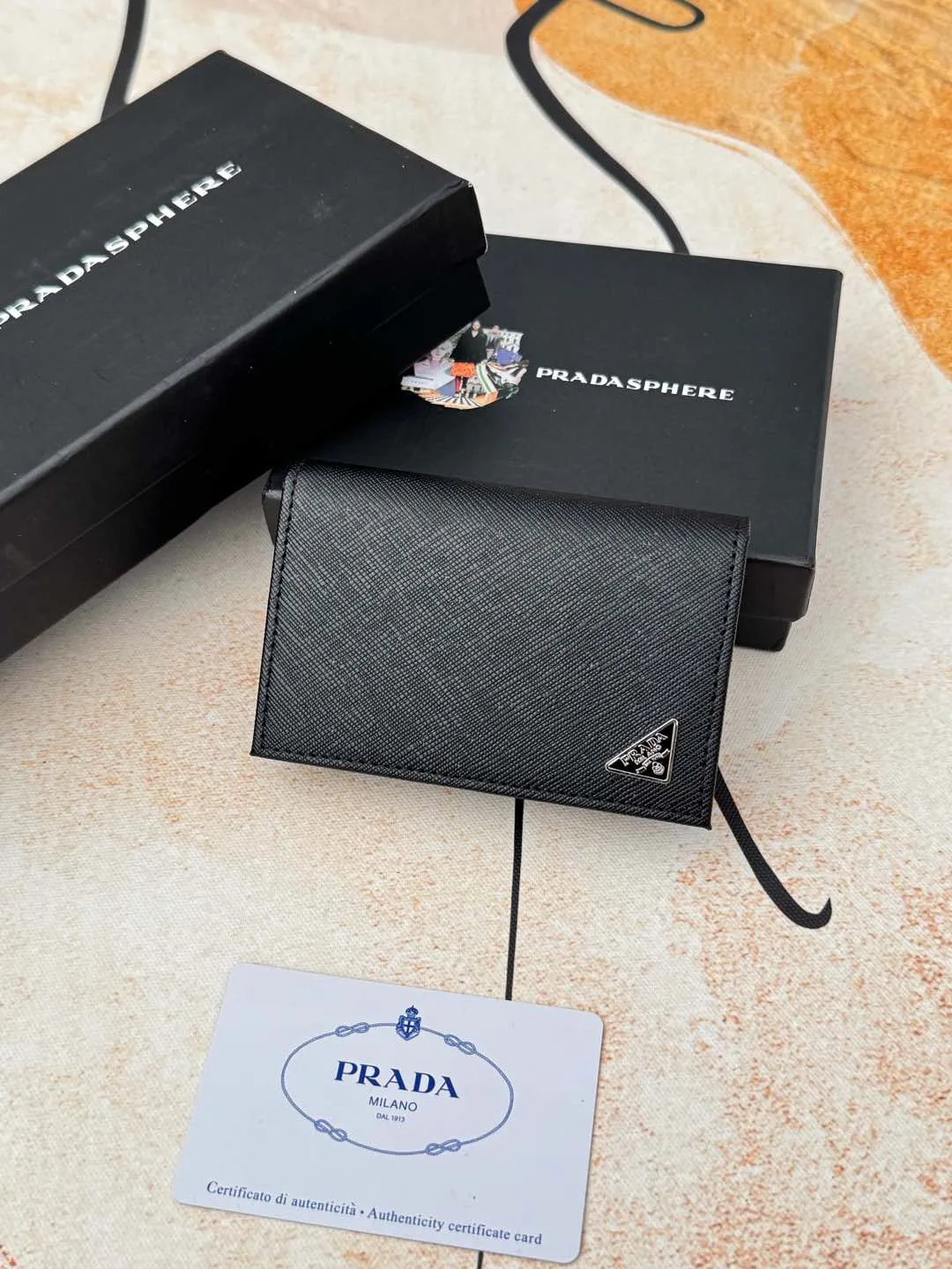 💰120💰PRADA’s popular men’s card holder counter new style, official website synchronization, genuine development, model 2MC122#. Color/picture, real shot 💋Cross-grain cowhide texture is excellent, threaded lining, hardware accessories! Exquisite wiring, even and neat lines, smooth oil edges, size: 11cm long, 6.5cm high