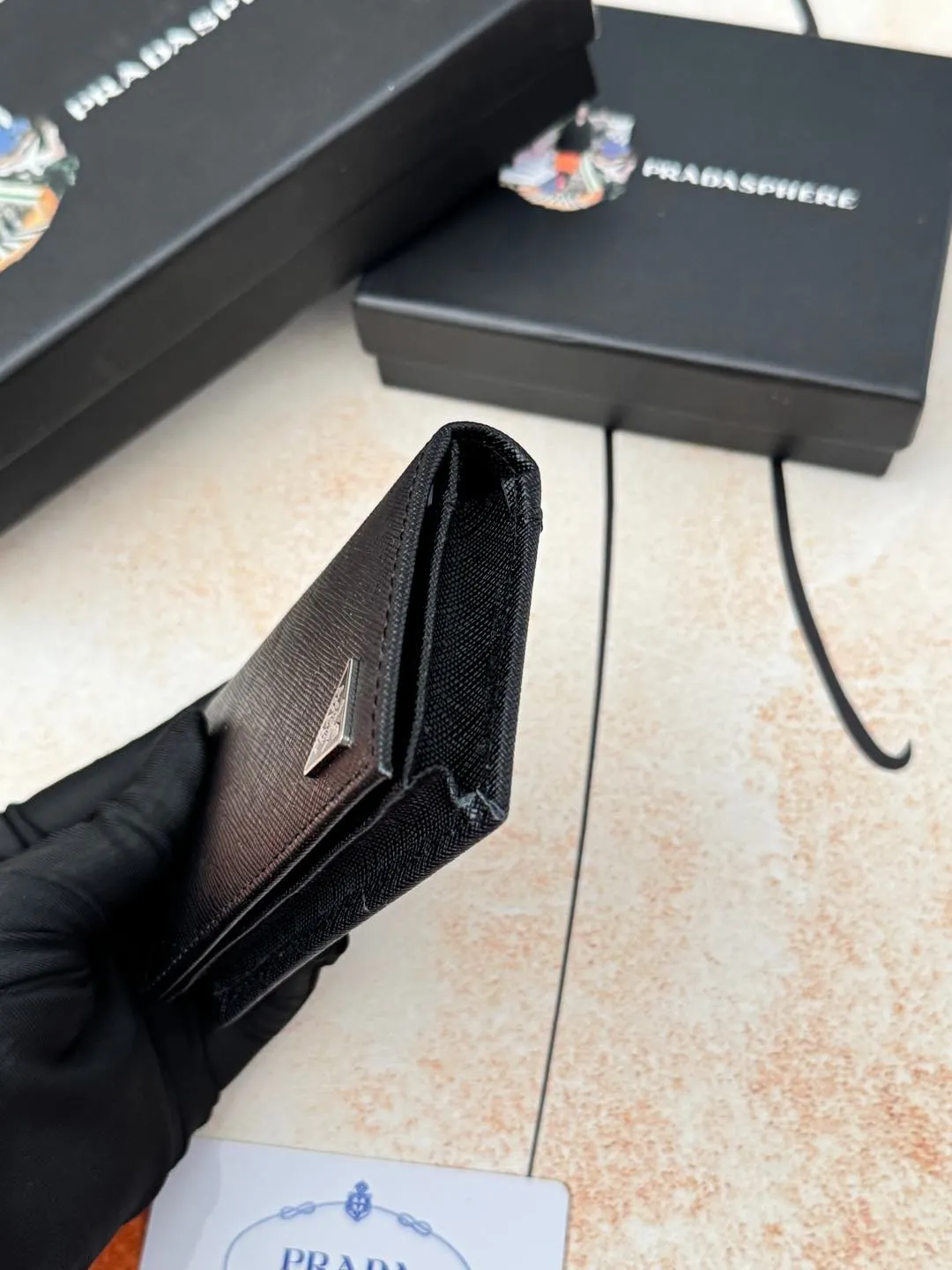 💰120💰PRADA’s popular men’s card holder counter new style, official website synchronization, genuine development, model 2MC122#. Color/picture, real shot 💋Cross-grain cowhide texture is excellent, threaded lining, hardware accessories! Exquisite wiring, even and neat lines, smooth oil edges, size: 11cm long, 6.5cm high