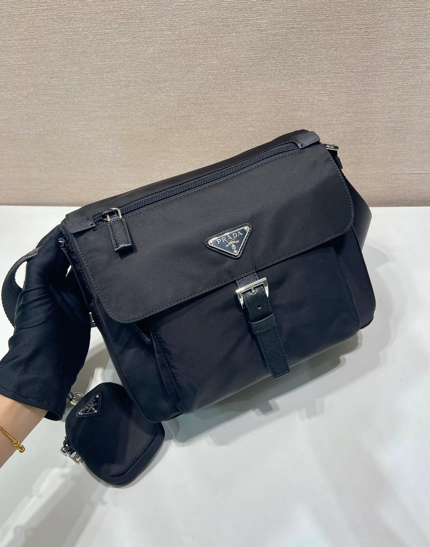 💰1120🎉Upgrade board🎉1BD994 small bag🎉🎉 This one is made of imported nylon material and Saffiano leather piping, adjustable fabric shoulder straps, stainless steel accessories, and the upgraded version is designed with square buckle hardware on both sides of the shoulder straps. Equipped with a detachable eco-label pouch, triangular enamel logo nameplate, zipper and buckle closure, two outer pockets, one of which is a flip zipper bag, two inner pockets, 165 OEM code, lightweight and practical👏🏻👏🏻Unisex style🙊🙊 Length 25 height 22 bottom 10cm🤙🤙🤙💰💰💰💰