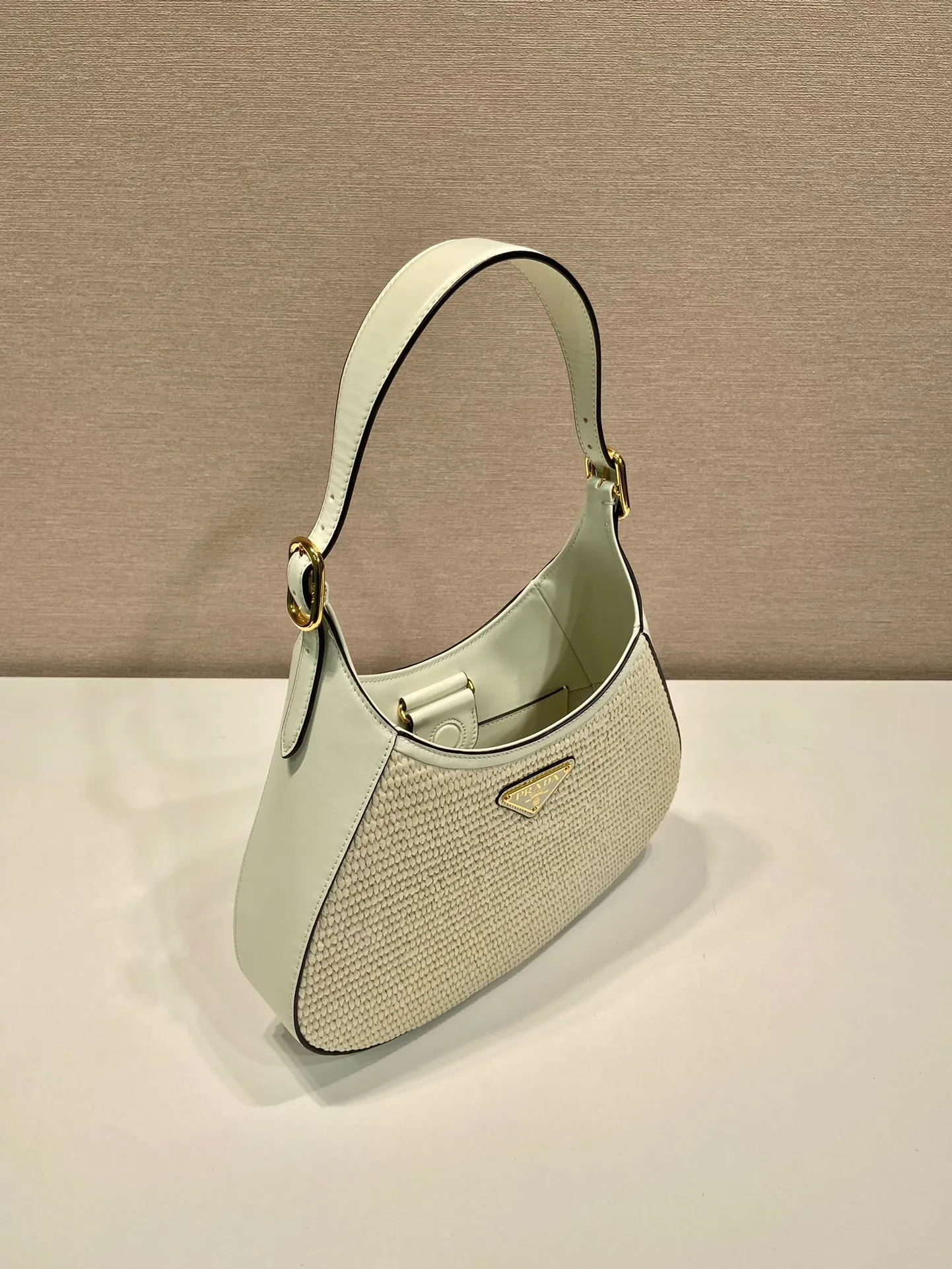 💰1320🎉New Cleo🎉1BC179 New Straw Bag🎉🎉 This crossbody bag is made of imported calf bag with handmade straw and imported sheepskin inside. Whether it is carried on the hand or on the shoulder, it is very stylish and has a great upper body effect. The capacity and practicality must be strong, the hand feel is soft, and it has a full sense of luxury. My favorite babies. Hurry up and get it. Size: length 27x height 19x bottom 5cm