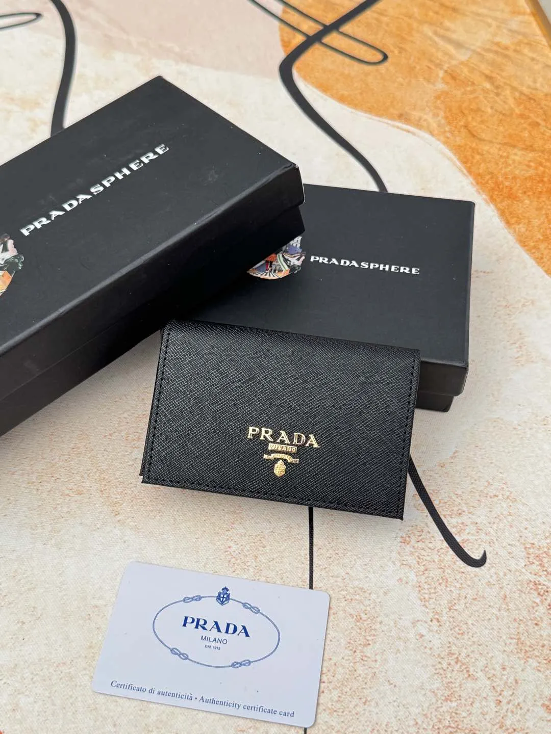 💰120💰PRADA’s popular men’s card holder counter new style, official website synchronization, genuine development, model 2MC122#. Color/picture, real shot 💋Cross-grain cowhide texture is excellent, threaded lining, hardware accessories! Exquisite wiring, even and neat lines, smooth oil edges, size: 11cm long, 6.5cm high