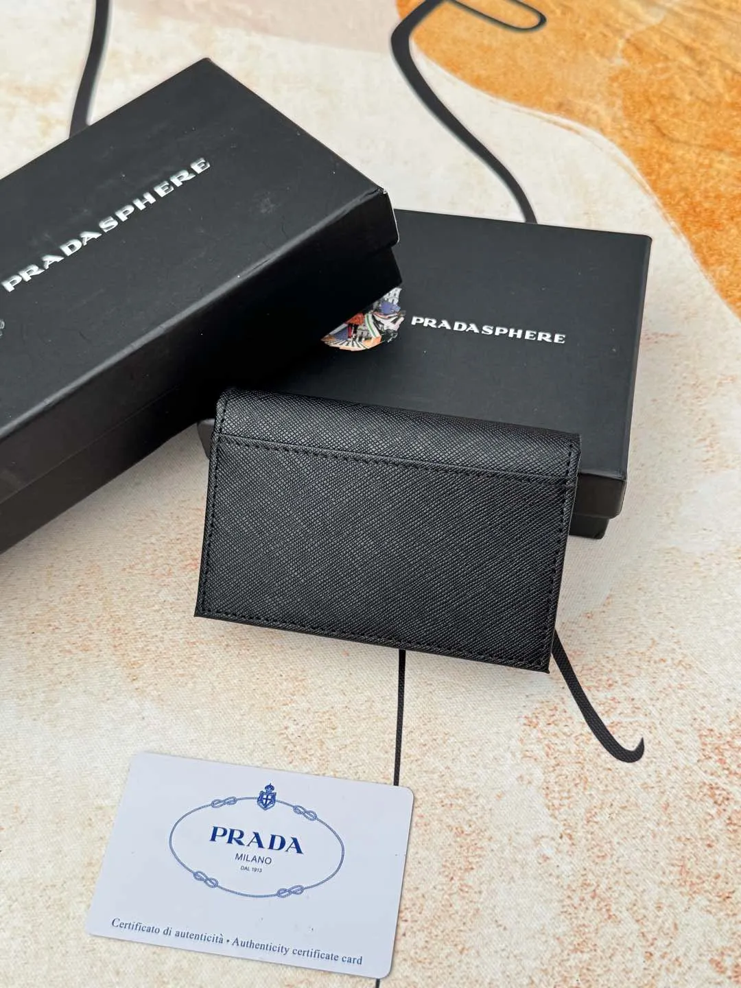 💰120💰PRADA’s popular men’s card holder counter new style, official website synchronization, genuine development, model 2MC122#. Color/picture, real shot 💋Cross-grain cowhide texture is excellent, threaded lining, hardware accessories! Exquisite wiring, even and neat lines, smooth oil edges, size: 11cm long, 6.5cm high