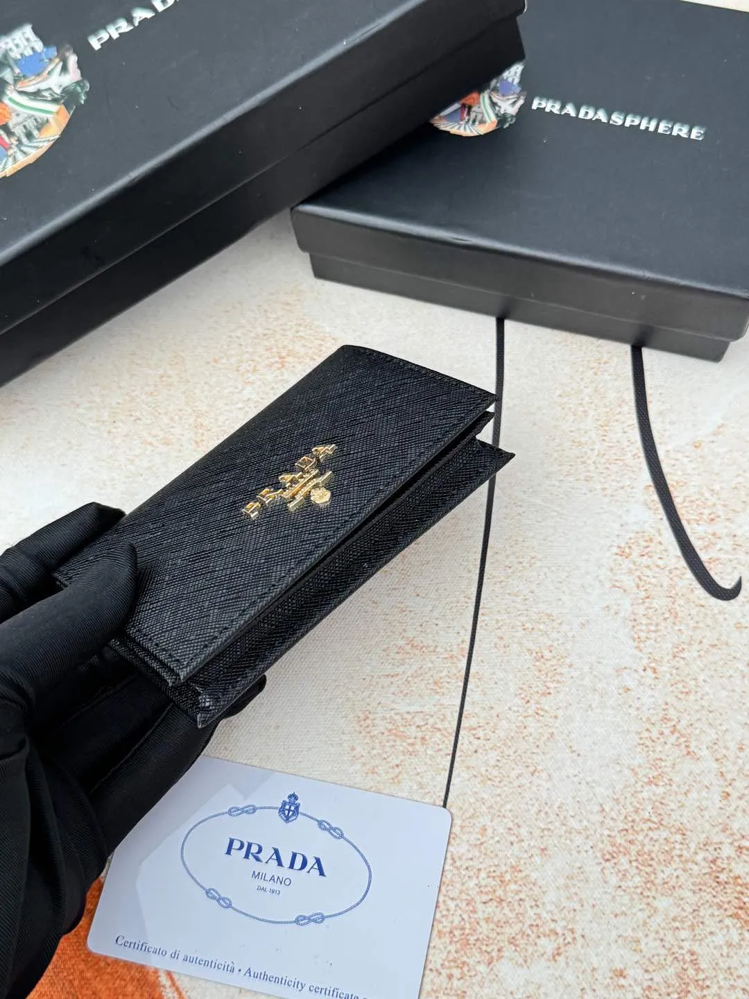💰120💰PRADA’s popular men’s card holder counter new style, official website synchronization, genuine development, model 2MC122#. Color/picture, real shot 💋Cross-grain cowhide texture is excellent, threaded lining, hardware accessories! Exquisite wiring, even and neat lines, smooth oil edges, size: 11cm long, 6.5cm high