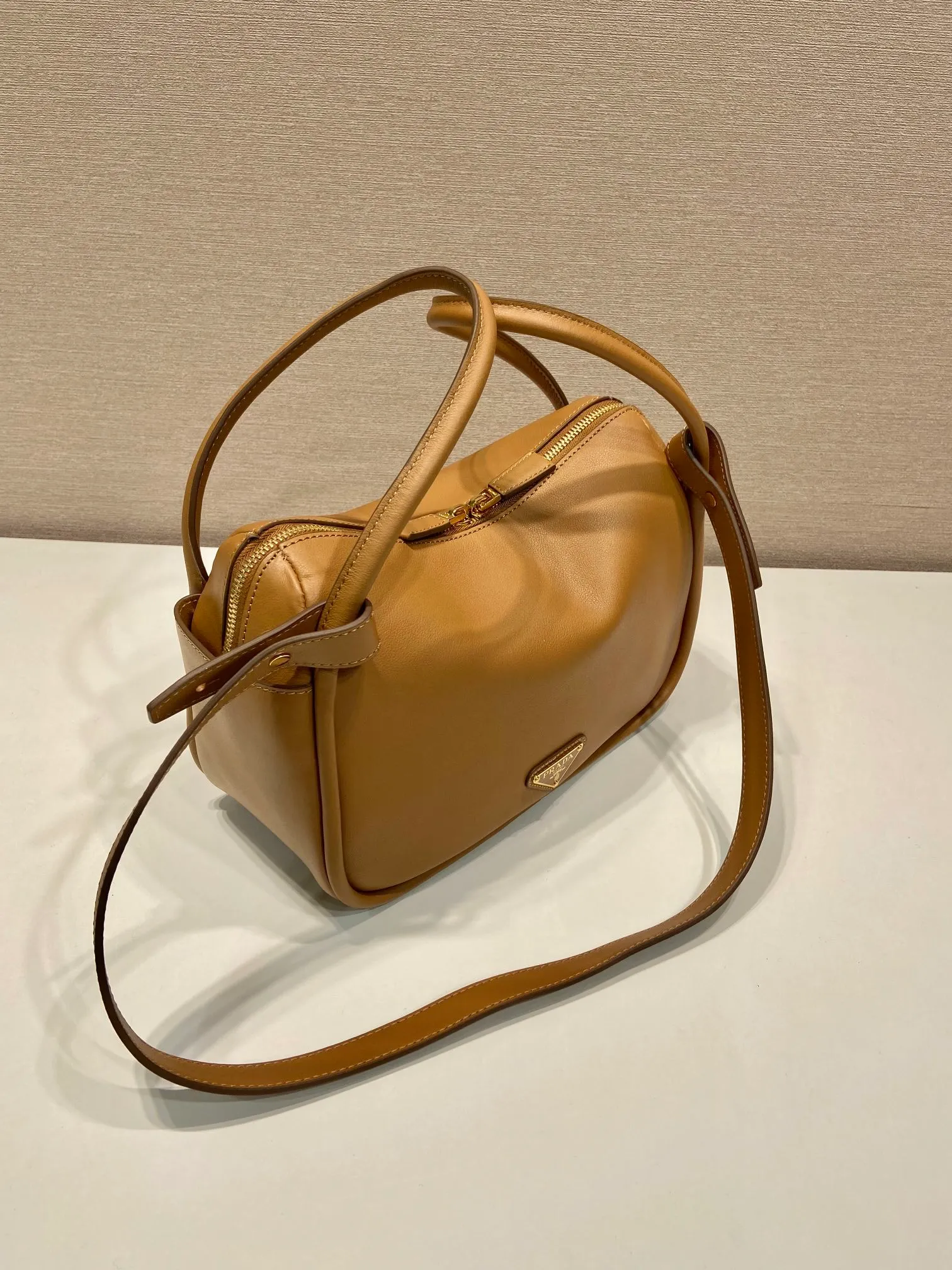 💰1500🎉New product🎉1BA451🎉🎉 This handbag is made of imported calfskin, with a double-hand design, a fashionable yet casual attitude, and decorated with exquisite details and metal accessories. Comes with a detachable shoulder strap. It has a large capacity, is simple and elegant, and is a popular style that will never go out of style🎉🎉 Length 25x height 18x ​​bottom 10cm🎉🎉🎉👏👏👏
