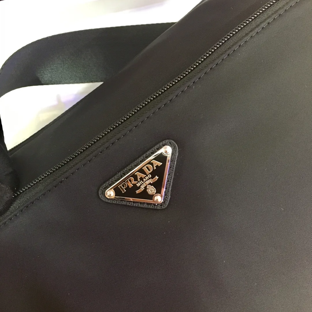 🎉Exclusive first release🎉1BC421 has arrived👏🏻👏🏻Original item, imported fabric shoulder bag, adjustable fabric shoulder strap, stainless steel accessories, triangular enamel nameplate Zipper closure, one zipper outer bag, two inner bags, one zipper bag, many compartments, light and practical, length 31x height 23x base 9cm.👏🏻👏🏻👏🏻💰💰💰92698480💰