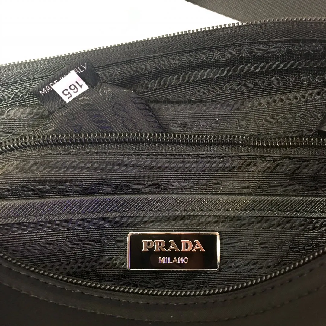 🎉Exclusive first release🎉1BC421 has arrived👏🏻👏🏻Original item, imported fabric shoulder bag, adjustable fabric shoulder strap, stainless steel accessories, triangular enamel nameplate Zipper closure, one zipper outer bag, two inner bags, one zipper bag, many compartments, light and practical, length 31x height 23x base 9cm.👏🏻👏🏻👏🏻💰💰💰92698480💰