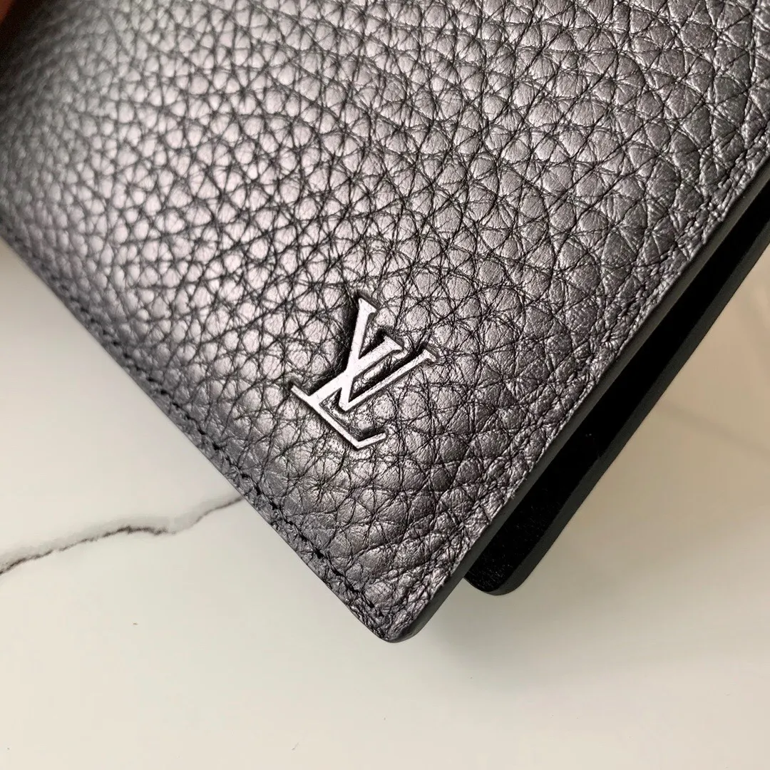 P¥240👉nfc dynamic chip version👈[Top-grade original pure steel hardware]💕 Model M60895 black leather pebbled short clip This Multiple wallet is made of extremely soft Taurillon leather ex-factory price. Aptly named, a versatile wallet with a spacious interior with multiple slots and compartments and can be easily stowed away in any trouser pocket Details M58189 11.5 x 9 x 1.5 cm (length x height x width) Cowhide leather trim Brass hardware with palladium finish Embossed Louis Vuitton initials on the front of the wallet Cowhide lining 3 credit card slots on one side and two 2 compartments for banknotes and receipts on the other 2 side compartments for receipts.