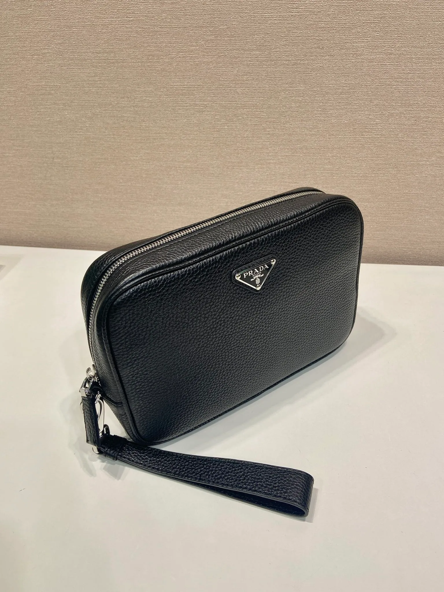 💰1140🎉New handbag🎉2VF017🎉🎉 This clutch has a simple and practical design, perfectly interpreting the P family's brand style, with a simple and elegant shape. The cow leather material has a natural finish, giving it a versatile appeal. The clutch features a wrist strap and is decorated with a triangle logo in enameled metal. It has a large capacity and is a popular model that will never go out of style. Get it now! 🎉🎉🎉💰💰💰 Length 23.5x Height 15.5x Bottom 5cm🎉🎉🎉💰💰💰