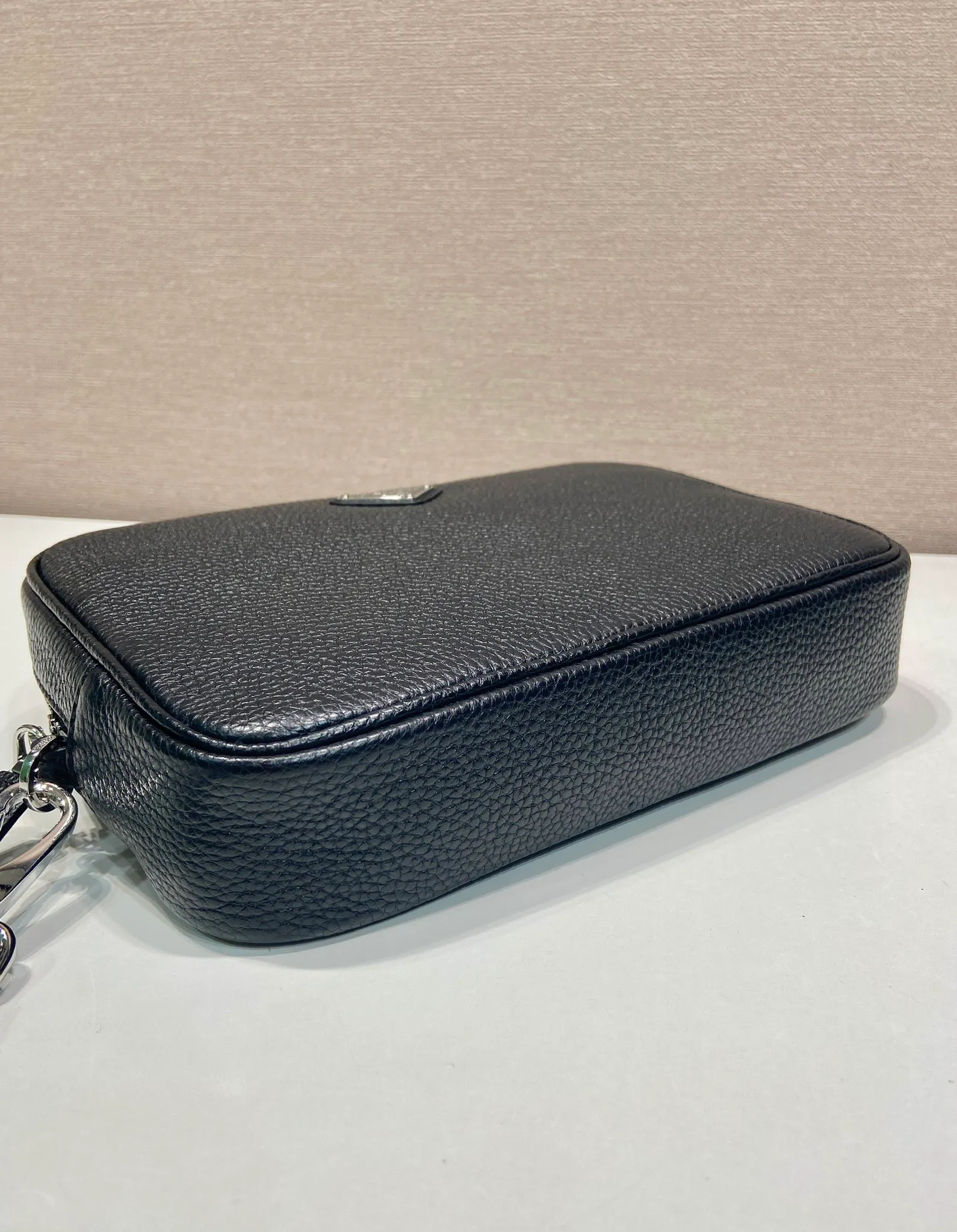 💰1140🎉New handbag🎉2VF017🎉🎉 This clutch has a simple and practical design, perfectly interpreting the P family's brand style, with a simple and elegant shape. The cow leather material has a natural finish, giving it a versatile appeal. The clutch features a wrist strap and is decorated with a triangle logo in enameled metal. It has a large capacity and is a popular model that will never go out of style. Get it now! 🎉🎉🎉💰💰💰 Length 23.5x Height 15.5x Bottom 5cm🎉🎉🎉💰💰💰
