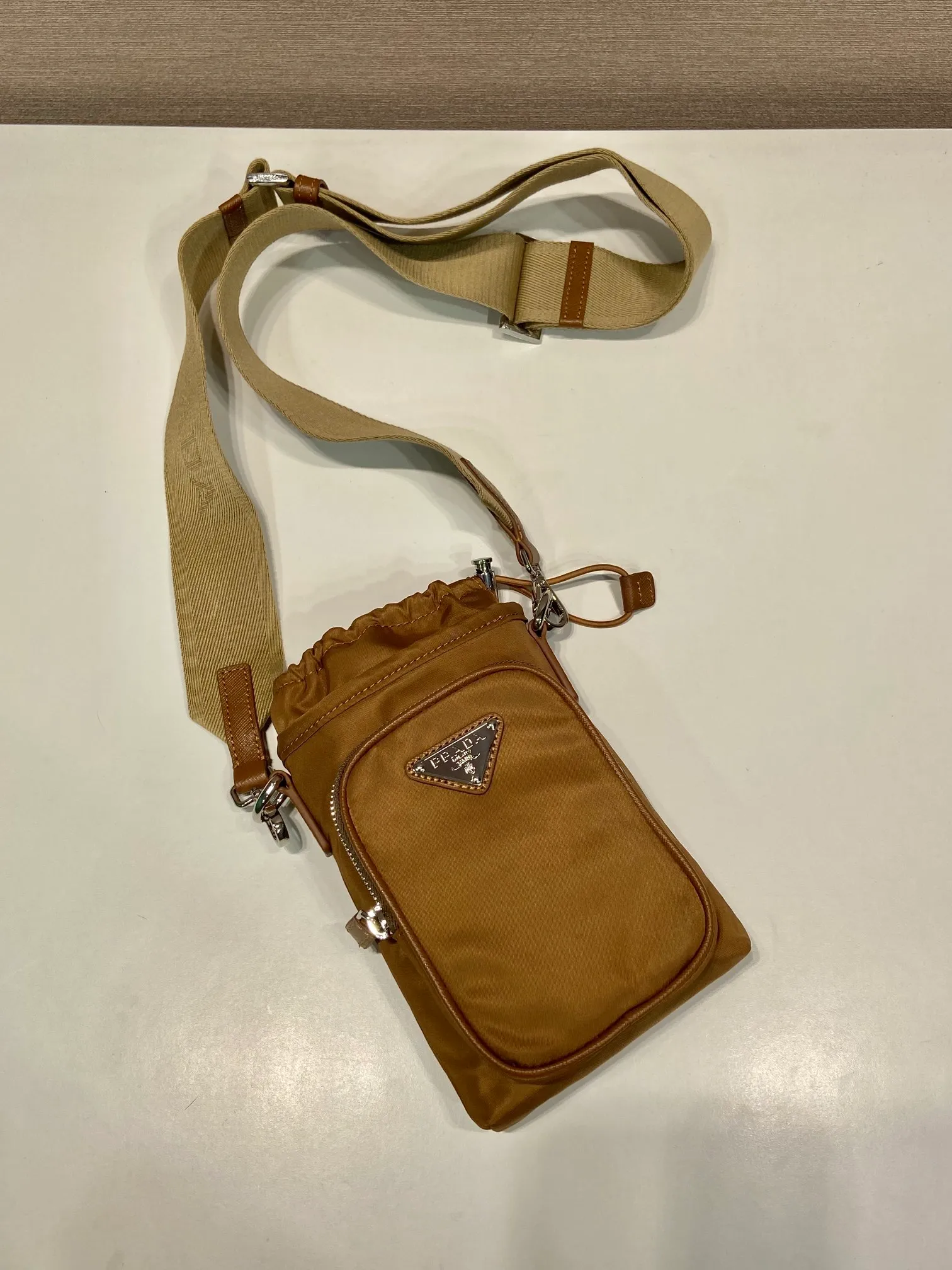 💰760🎉New mobile phone case bag🎉2ZH155 cork color🎉👏 This mobile phone bag is made of innovative Re-Nylon regenerated nylon, showing a modern urban style. Adjustable nylon webbing shoulder straps and drawstring closure add a unique touch. The front logo and front pocket design make the upper body very cool and stylish. If you like babies, hurry up and get it🎉🎉 Length 13x Height 18cm🎉🎉👏👏
