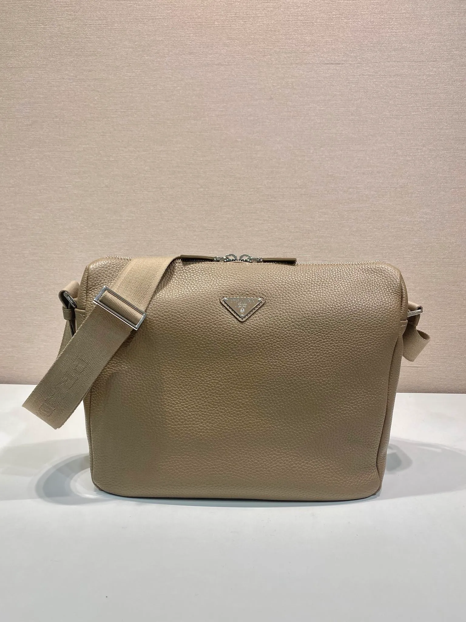 💰1660🎉New Messenger Bag🎉🎉😉 2VH182 Small New Color🎉🎉 This modern and practical leather handbag features a soft silhouette with stylish details. This braided strap complements a versatile, sporty style. Zipper closure, internal zipper pocket, regenerated nylon logo printed lining, the upper body effect is very fashionable and spacious, handsome guys, hurry up and get it🎉🎉 Length 31.5x Height 25x Bottom 14cm👏👏👏🎉🎉🎉