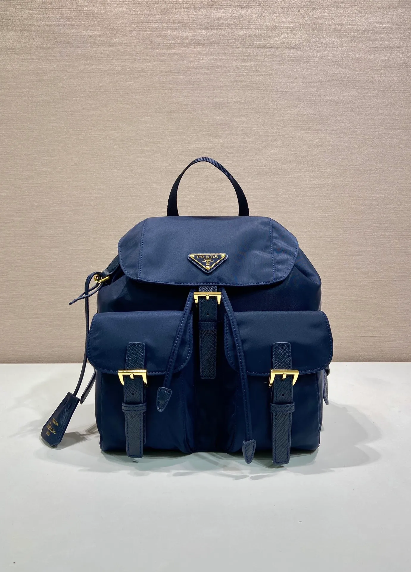 💰1020🎉Gold buckle classic backpack🎉1BZ677 gold hardware🎉🎉 This practical and innovative backpack is made of imported nylon fabric, adjustable shoulder straps and woven handles, removable Re-Edition leather key ring, front buckle flap pocket, enameled metal triangle logo on the flap, drawstring closure, logo-printed Re-Nylon lining with two interior pockets, one of which is zippered and has a large room. Classic and practical, it is a popular style that will never go out of style🎉🎉 Length 23.5x Height 28x Bottom 12cm🎉🎉🎉👏👏👏