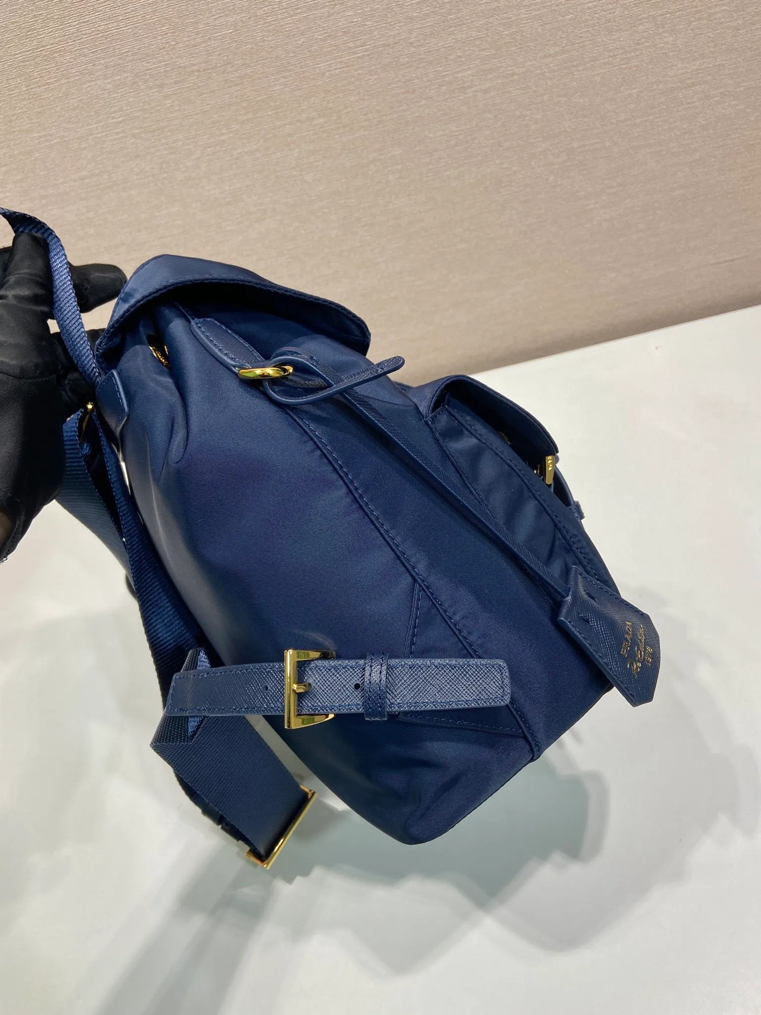 💰1020🎉Gold buckle classic backpack🎉1BZ677 gold hardware🎉🎉 This practical and innovative backpack is made of imported nylon fabric, adjustable shoulder straps and woven handles, removable Re-Edition leather key ring, front buckle flap pocket, enameled metal triangle logo on the flap, drawstring closure, logo-printed Re-Nylon lining with two interior pockets, one of which is zippered and has a large room. Classic and practical, it is a popular style that will never go out of style🎉🎉 Length 23.5x Height 28x Bottom 12cm🎉🎉🎉👏👏👏