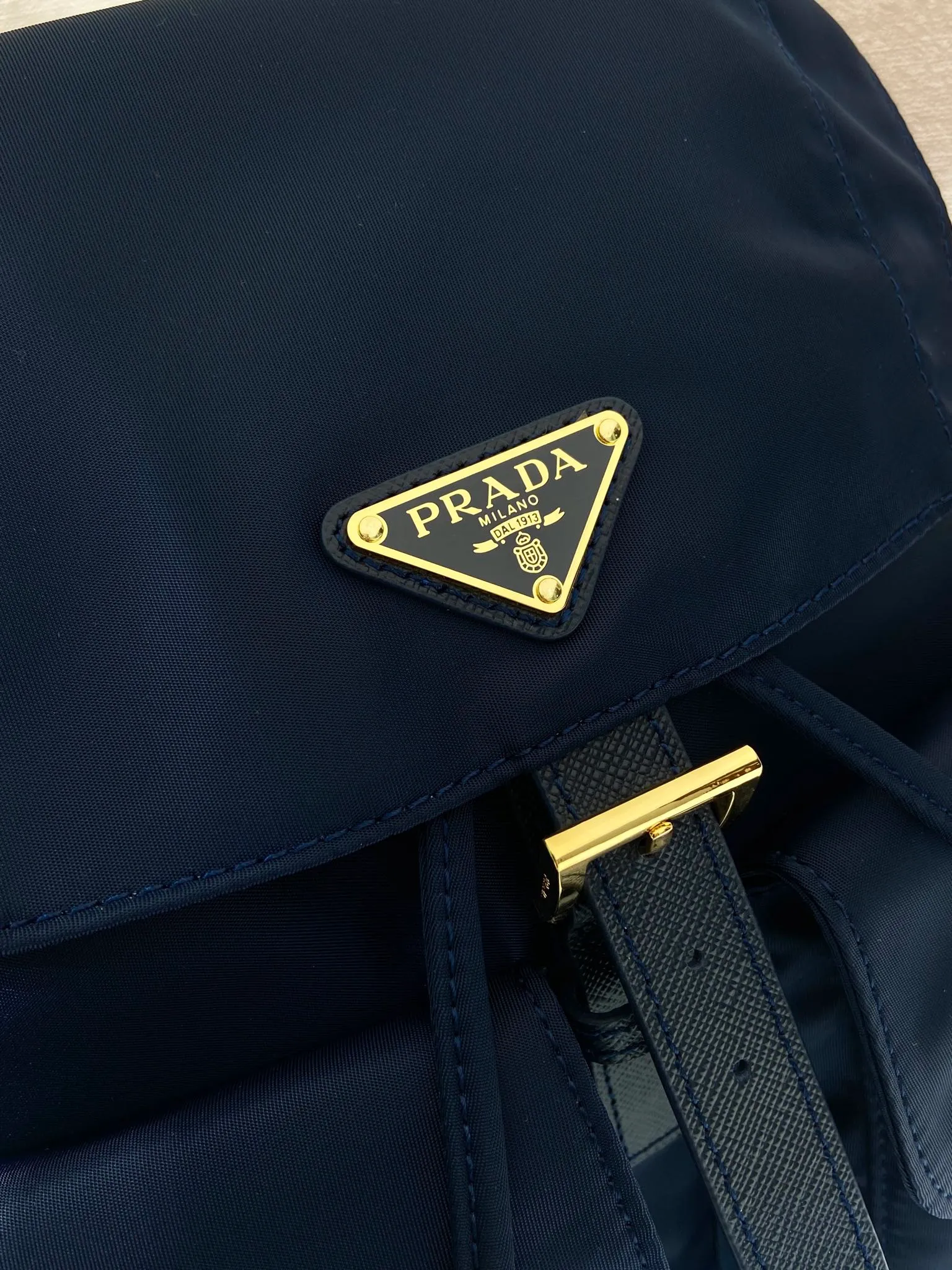 💰1020🎉Gold buckle classic backpack🎉1BZ677 gold hardware🎉🎉 This practical and innovative backpack is made of imported nylon fabric, adjustable shoulder straps and woven handles, removable Re-Edition leather key ring, front buckle flap pocket, enameled metal triangle logo on the flap, drawstring closure, logo-printed Re-Nylon lining with two interior pockets, one of which is zippered and has a large room. Classic and practical, it is a popular style that will never go out of style🎉🎉 Length 23.5x Height 28x Bottom 12cm🎉🎉🎉👏👏👏