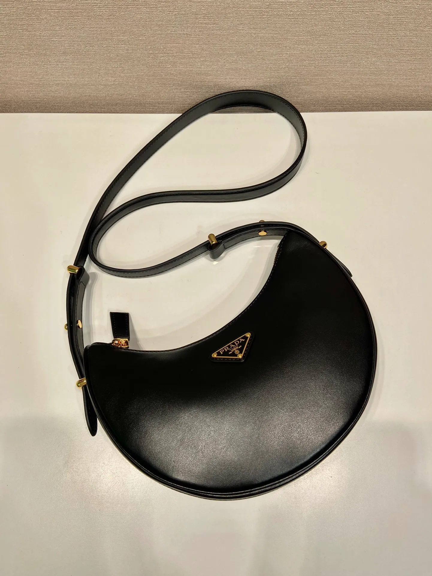 💰1700🎉Moon Handbag🎉1BC194 Double Shoulder Strap🎉🎉 This simple Moon handbag uses cowhide to bring out the modern and versatile charm. The curved body design is equipped with 2 long/short adjustable shoulder straps, making it easy to change the shape at will. It is equipped with imported lambskin inside, and the metal accessories add to the bright style. The upper body effect is very cool/fashionable. It is another popular style that will never go out of style🎉Babies, hurry up and get it. Length 22.5x Height 18.5x Bottom 6.5cm