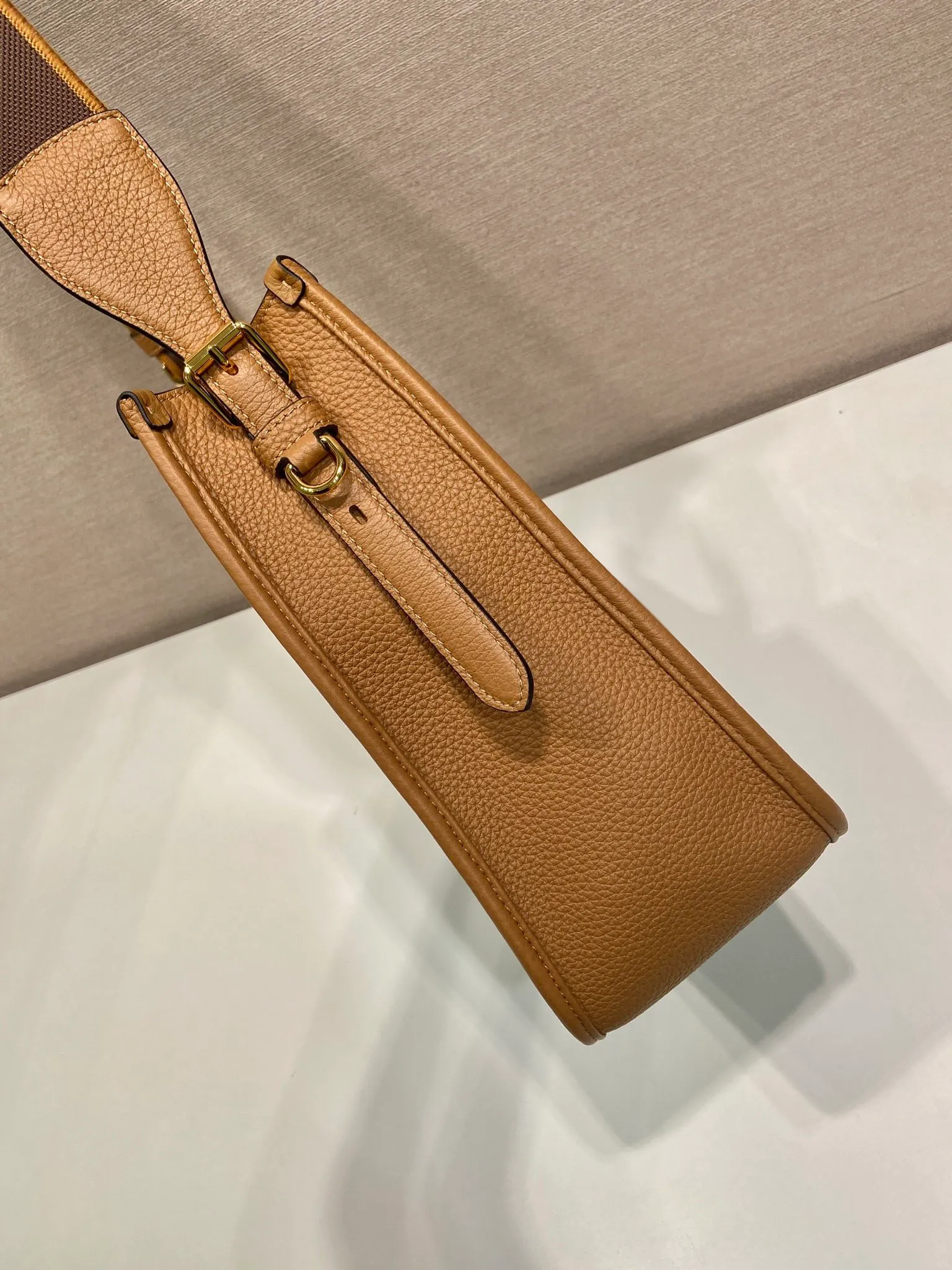 💰1800👏New fabric cross-body bag👏1BC073 large tote bag This leather mini shoulder bag has a simple design. A metallic triangle logo on the front adds signature tone. Equipped with detachable/adjustable logo printed webbing, the upper body effect is very beautiful😘😘highlighting its modern style. High fashion is the main fashion for daily matching. Hurry up and get it, it’s so beautiful👏👏 Length 30xH 28xH 12cm👏👏👏😘😘😘