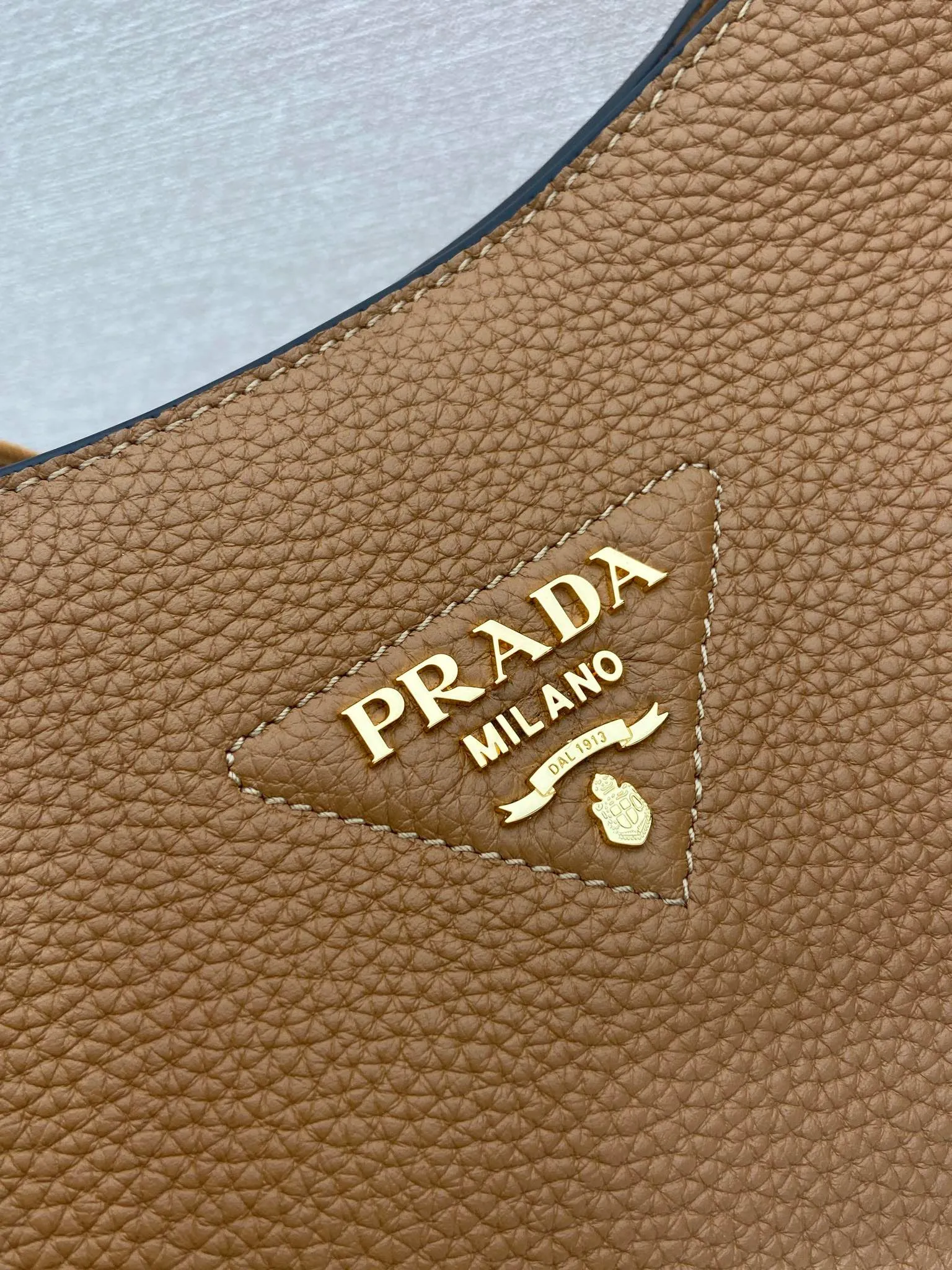💰1800👏New fabric cross-body bag👏1BC073 large tote bag This leather mini shoulder bag has a simple design. A metallic triangle logo on the front adds signature tone. Equipped with detachable/adjustable logo printed webbing, the upper body effect is very beautiful😘😘highlighting its modern style. High fashion is the main fashion for daily matching. Hurry up and get it, it’s so beautiful👏👏 Length 30xH 28xH 12cm👏👏👏😘😘😘