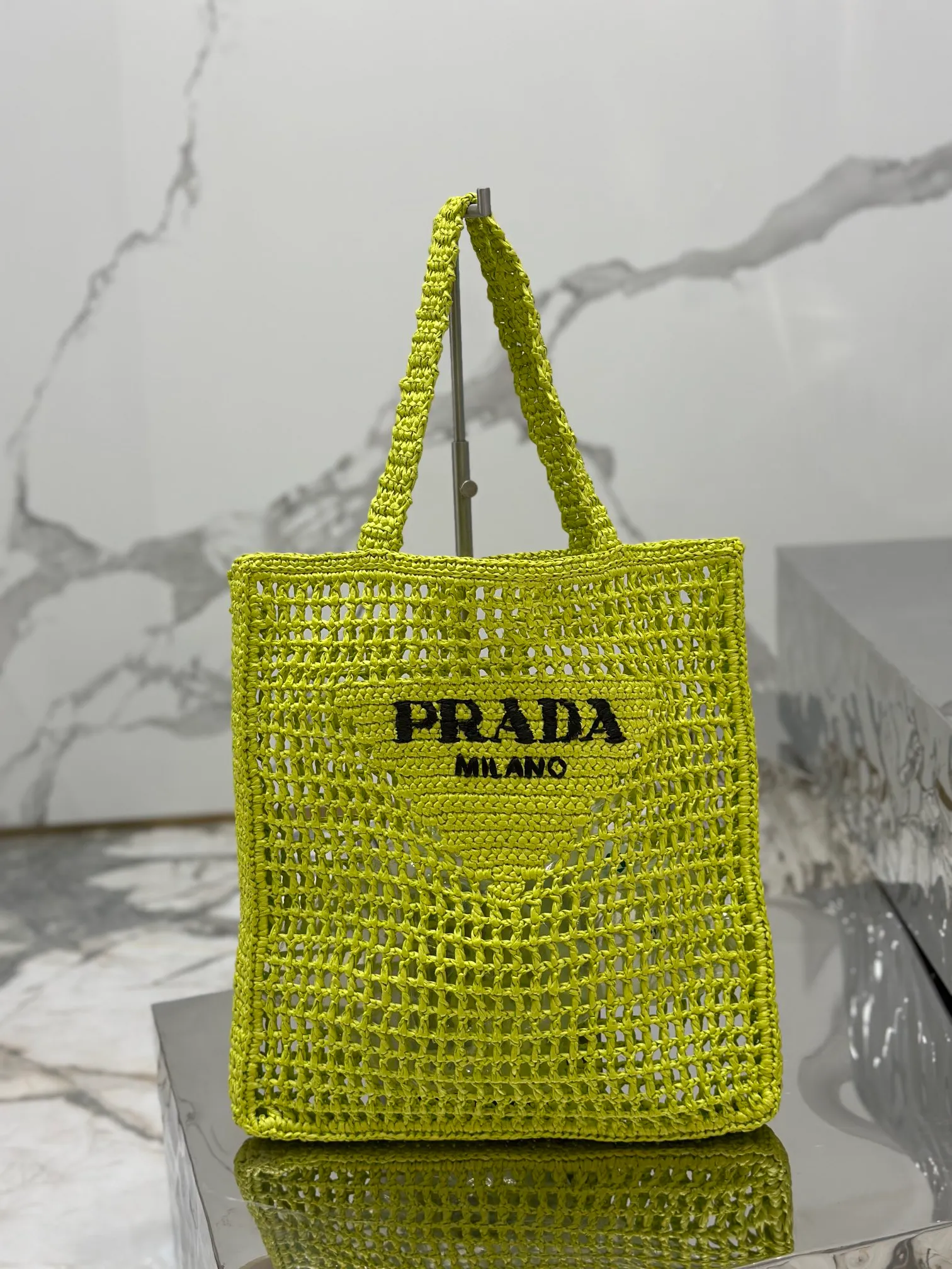 💰1160🌟Raffia woven tote bag This soft deconstructed tote bag is made of raffia fiber material. The light and natural material expresses the summer mood. The iconic house triangle logo is reinterpreted and decorates the front of the bag, with an embroidered lettering logo in the center to evoke the brand's style. Dimensions: length 36x height 38x bottom 3cm Style number: 1BG393