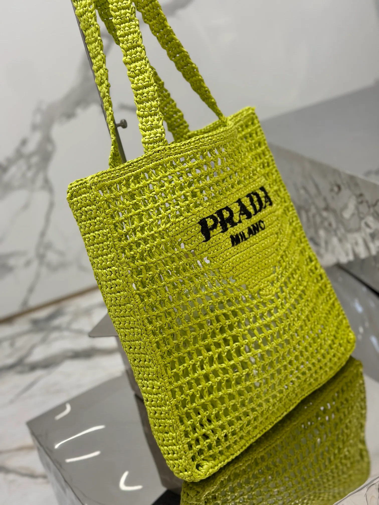 💰1160🌟Raffia woven tote bag This soft deconstructed tote bag is made of raffia fiber material. The light and natural material expresses the summer mood. The iconic house triangle logo is reinterpreted and decorates the front of the bag, with an embroidered lettering logo in the center to evoke the brand's style. Dimensions: length 36x height 38x bottom 3cm Style number: 1BG393