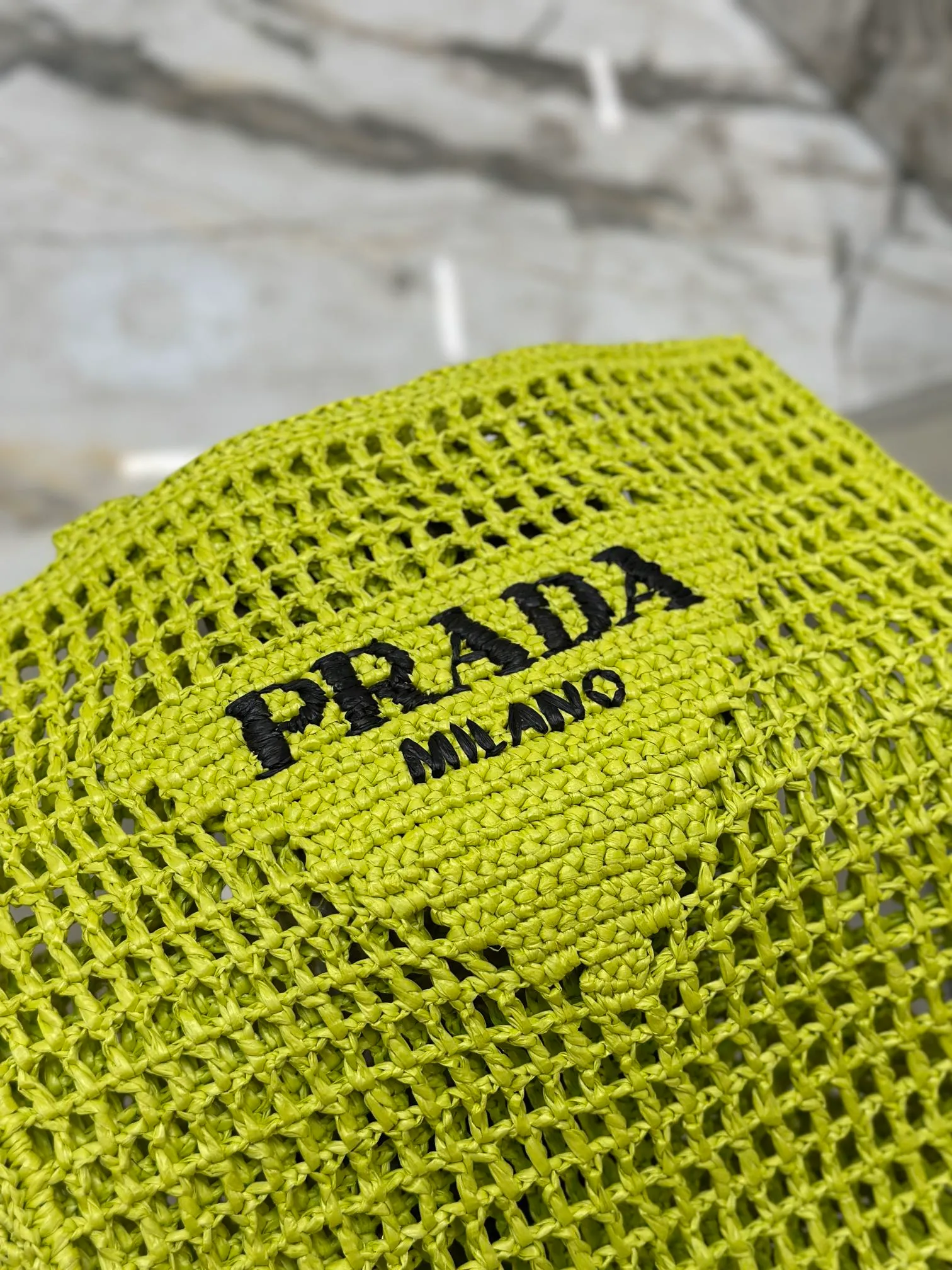 💰1160🌟Raffia woven tote bag This soft deconstructed tote bag is made of raffia fiber material. The light and natural material expresses the summer mood. The iconic house triangle logo is reinterpreted and decorates the front of the bag, with an embroidered lettering logo in the center to evoke the brand's style. Dimensions: length 36x height 38x bottom 3cm Style number: 1BG393