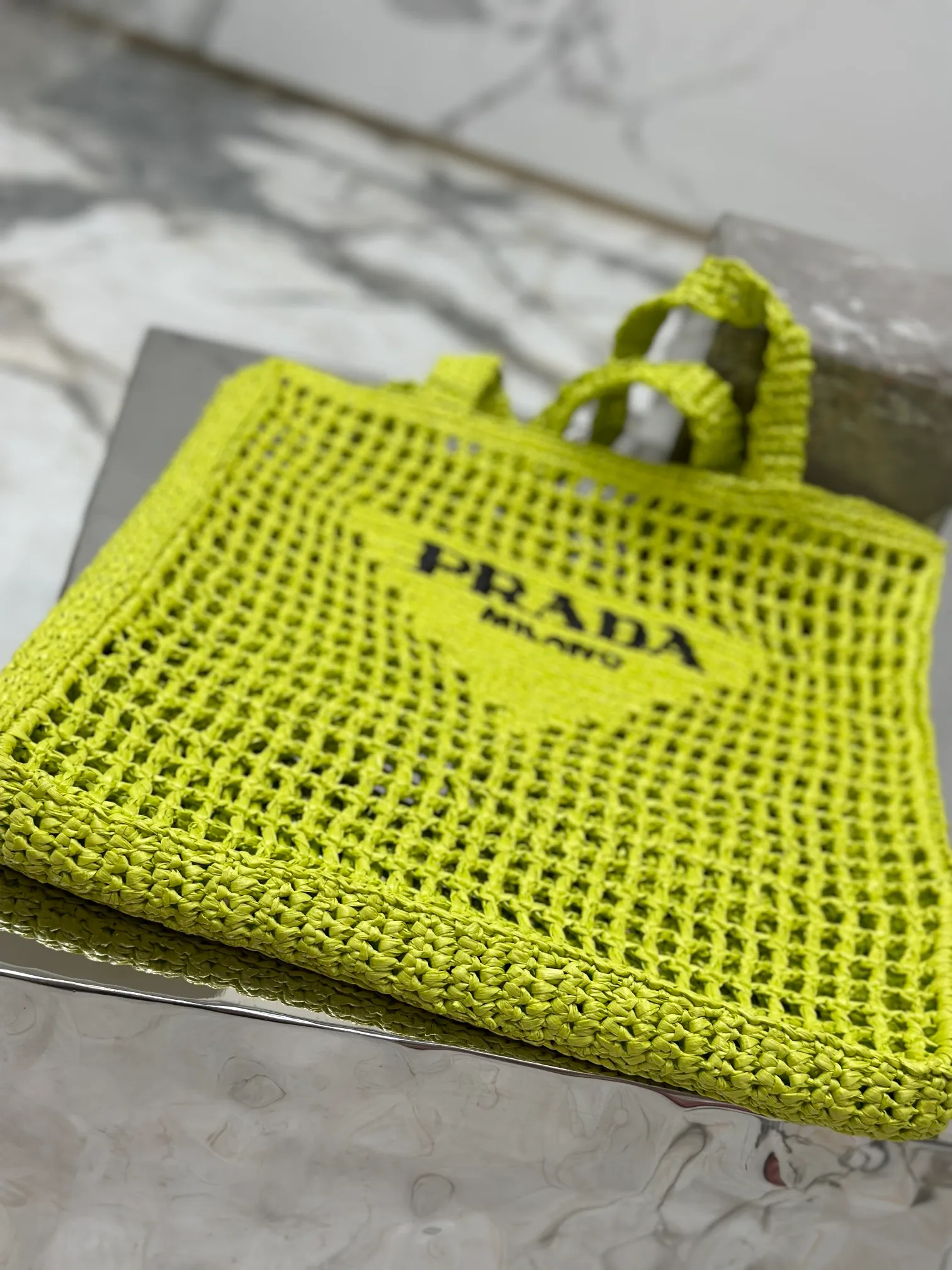 💰1160🌟Raffia woven tote bag This soft deconstructed tote bag is made of raffia fiber material. The light and natural material expresses the summer mood. The iconic house triangle logo is reinterpreted and decorates the front of the bag, with an embroidered lettering logo in the center to evoke the brand's style. Dimensions: length 36x height 38x bottom 3cm Style number: 1BG393