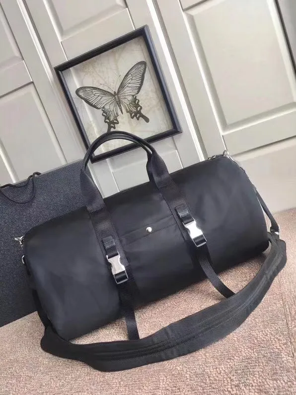 p900¥🔆New travel bag🔆2VC015🤙🤙Made of imported parachute fabric👏🏻👏🏻, top-grade hardware🤙🤙This unique travel bag is full of modern design, with curved sides and two zippered outer pockets, and the body of the bag is decorated with the iconic triangular metal logo. Lightweight and practical, a must-have for travel👏🏻👏🏻Length 50x Height 25x Bottom 25cm🤙🤙🤙