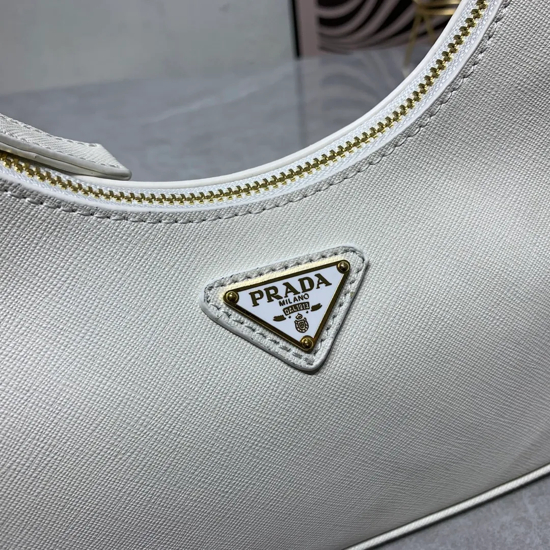 All Categories Official Website "Brand Women's Bags" Women's Bags 💙 PRADA Prada 2022 counter latest hobo women's full leather armpit bag 1BH307 is made of cross-grain cowhide imported from Italy, triangle brand metal hardware, equipped with a small tag keychain, 80 cm adjustable shoulder strap, single shoulder + crossbody + handheld multi-functional carrying method, cloth lining, 175 OEM code. size: