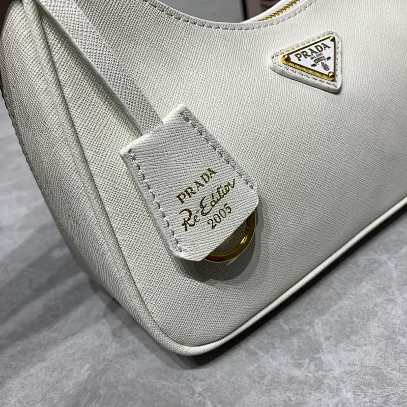 All Categories Official Website "Brand Women's Bags" Women's Bags 💙 PRADA Prada 2022 counter latest hobo women's full leather armpit bag 1BH307 is made of cross-grain cowhide imported from Italy, triangle brand metal hardware, equipped with a small tag keychain, 80 cm adjustable shoulder strap, single shoulder + crossbody + handheld multi-functional carrying method, cloth lining, 175 OEM code. size: