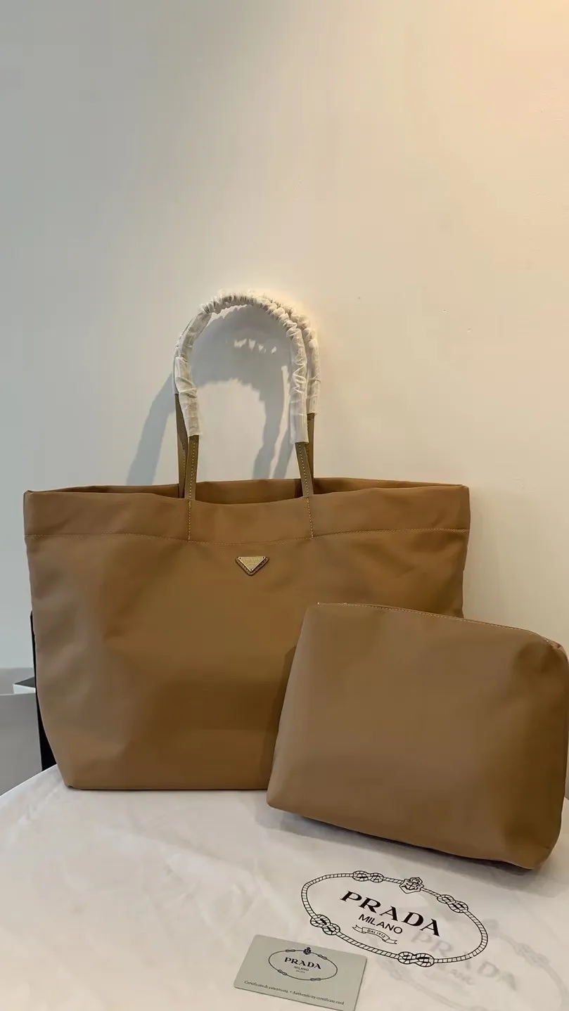 All categories Official website "Brand Women's Bags" Women's Bags 💙 PRADA 2022 Official New Prada Handbag Wholesale 58001400 High Quality Specifications: 40-34-16CM