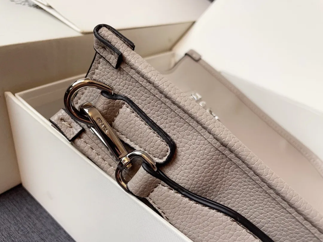 All Categories Official Website "Brand Women's Bags" Women's Bags 💙 PRADA 2024 Latest Prada Crossbody Bag