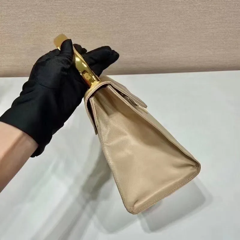 All categories Official website "Brand Women's Bags" Women's Bags 💙 PRADA 2022 official new Prada handbag wholesale Original order quality 58003800 Size: 21-17-12Cm